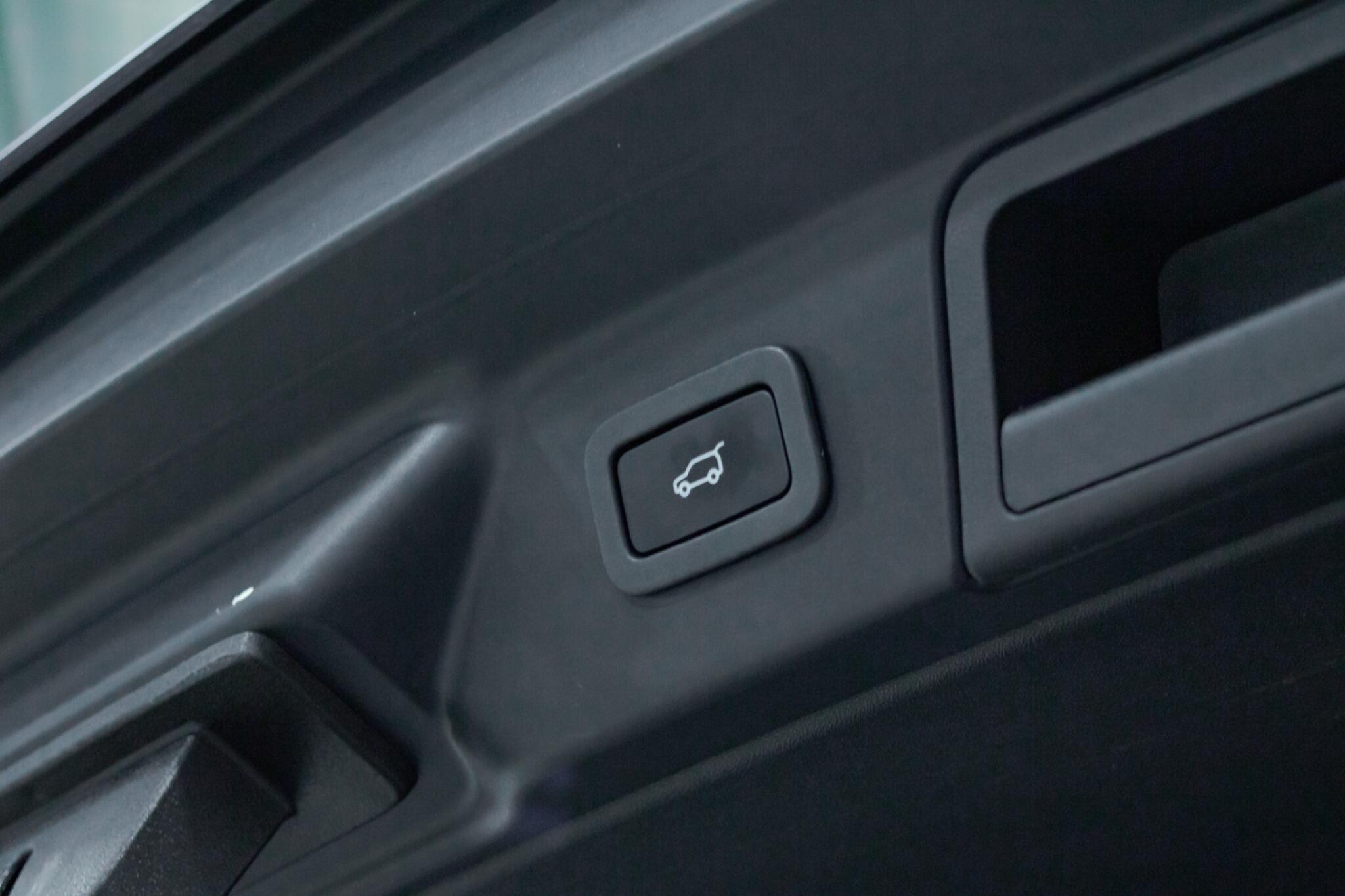 Land Rover Range Rover Velar - Image 19