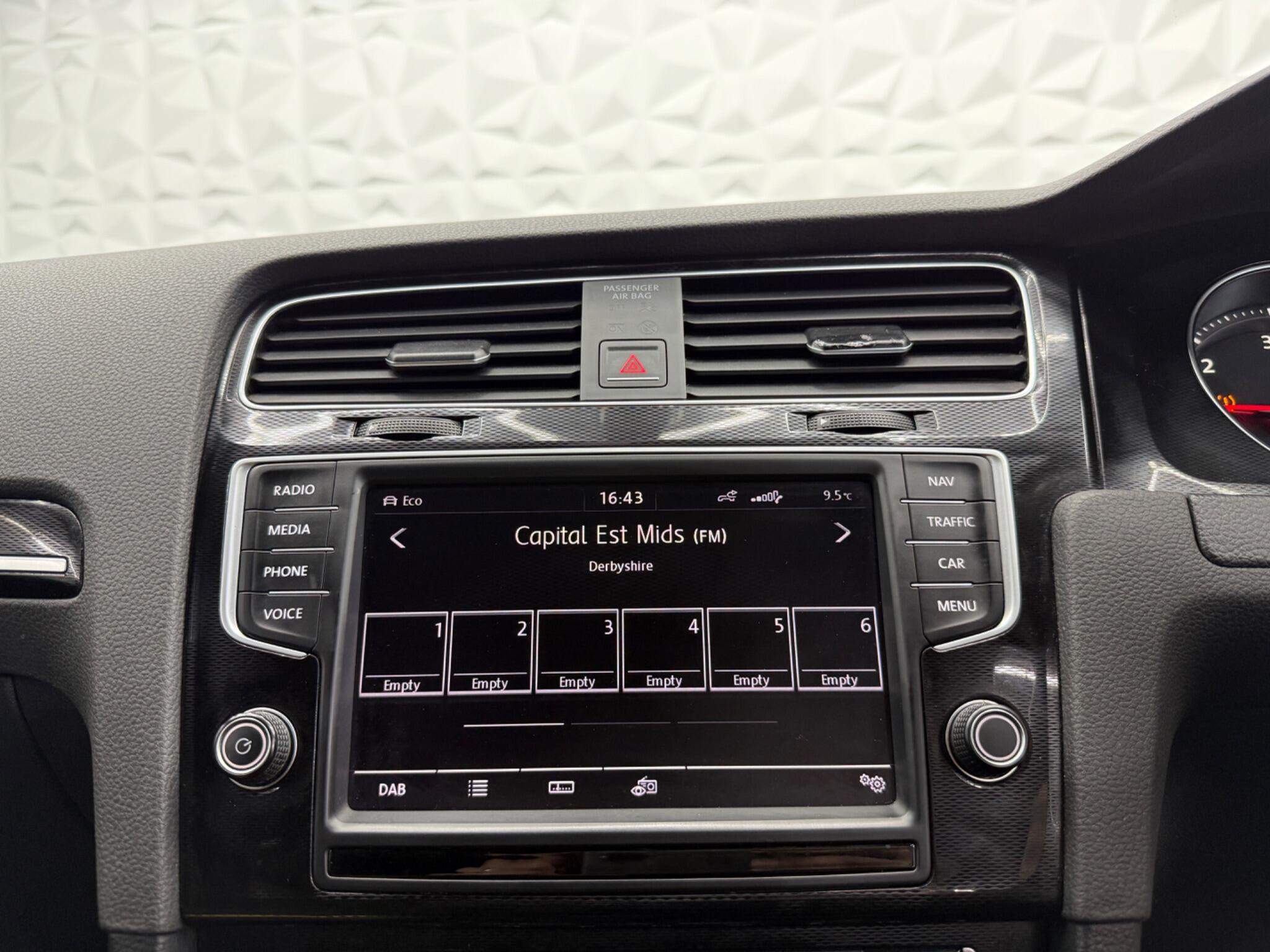 Volkswagen Golf - Image 34