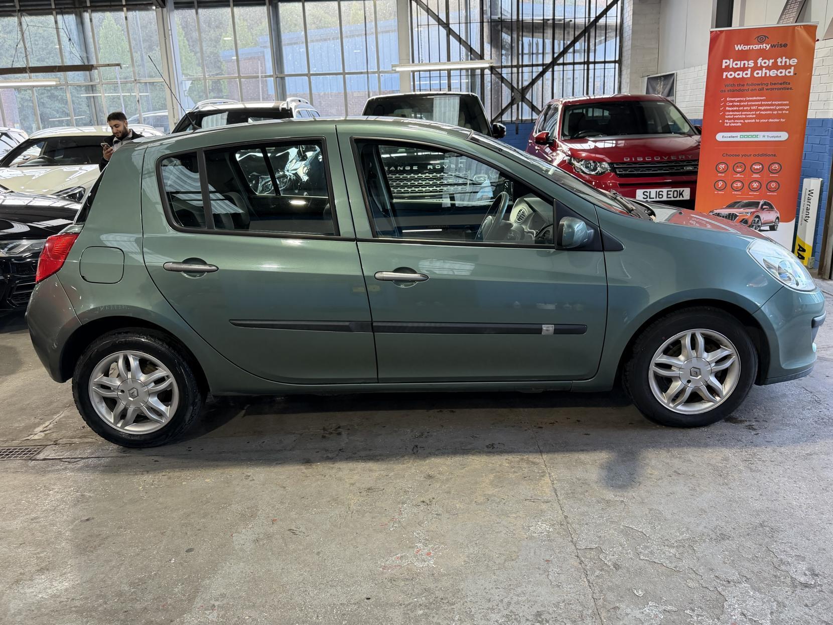 Renault Clio - Image 8