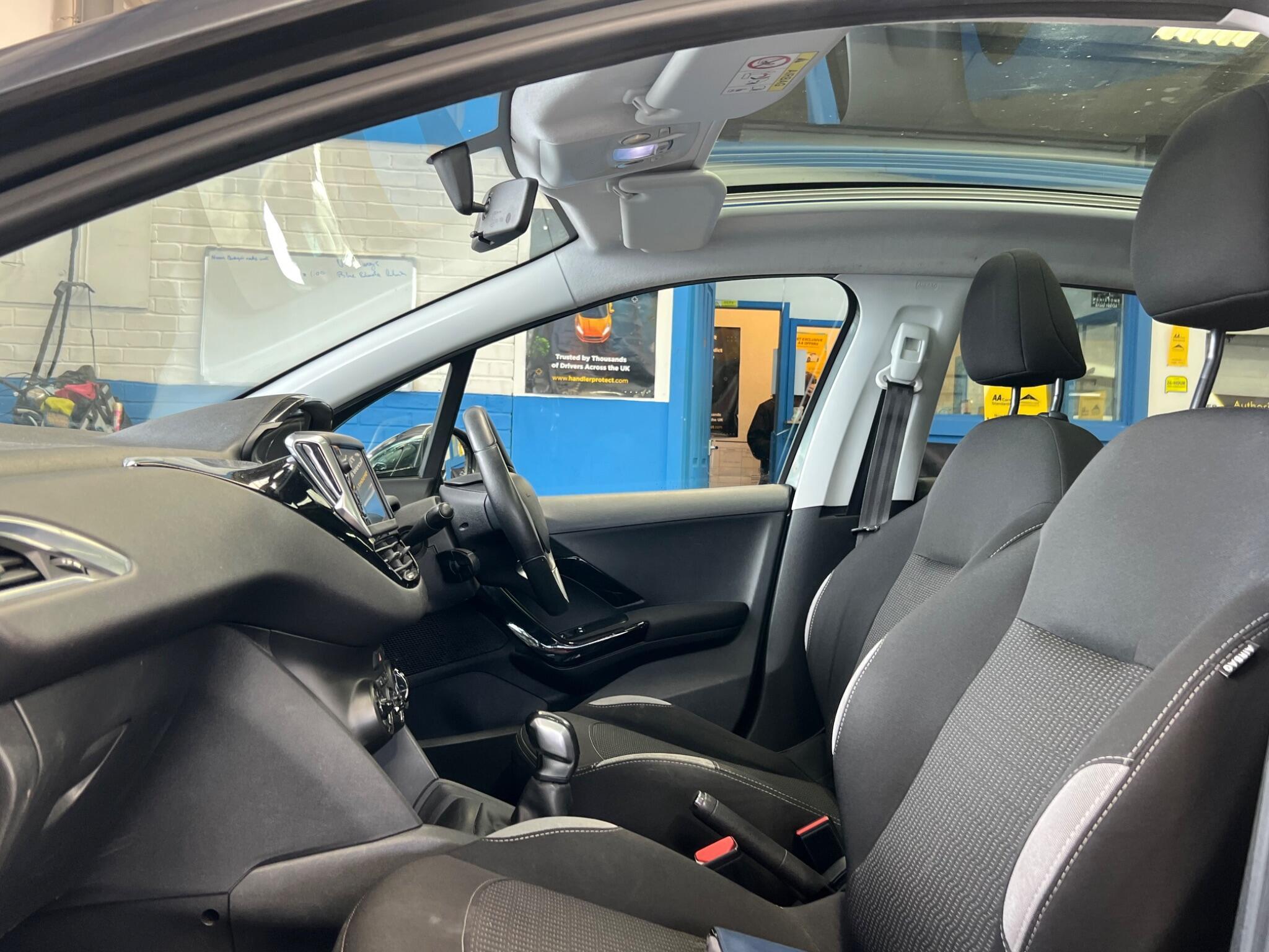 Peugeot 208 - Image 23