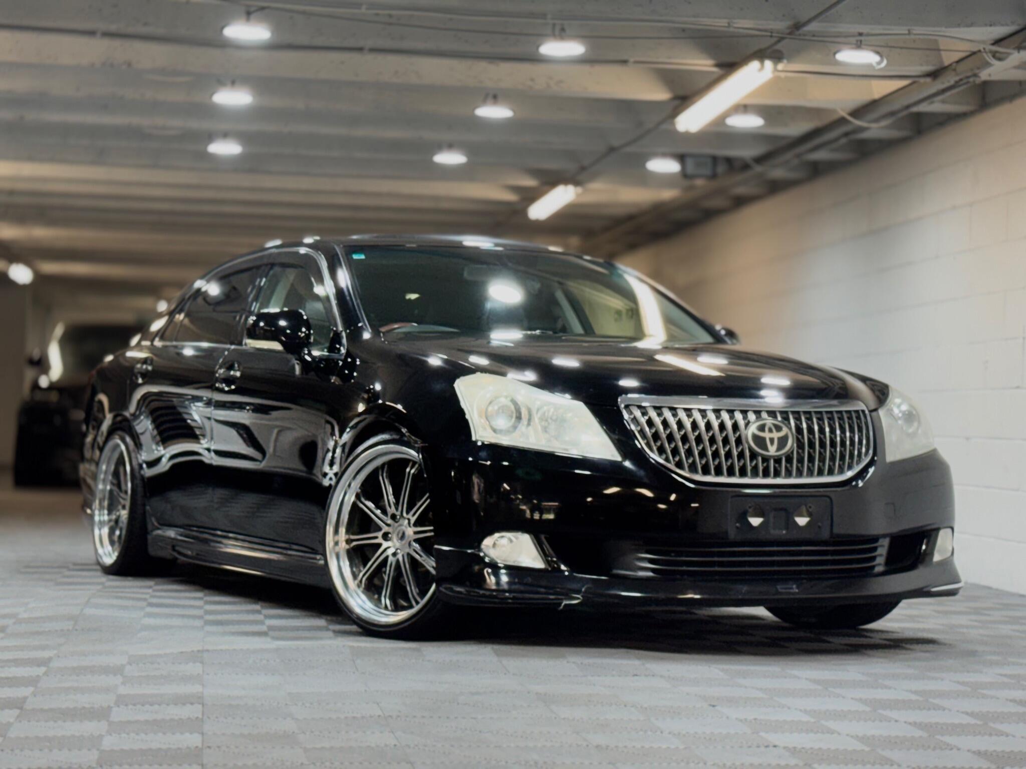 Toyota CROWN - Image 13