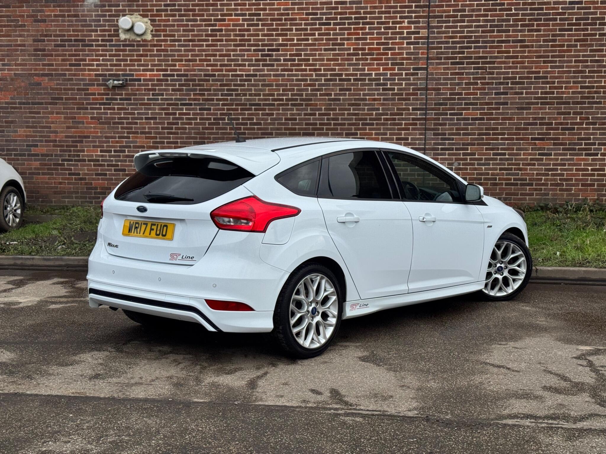 Ford Focus - Image 12