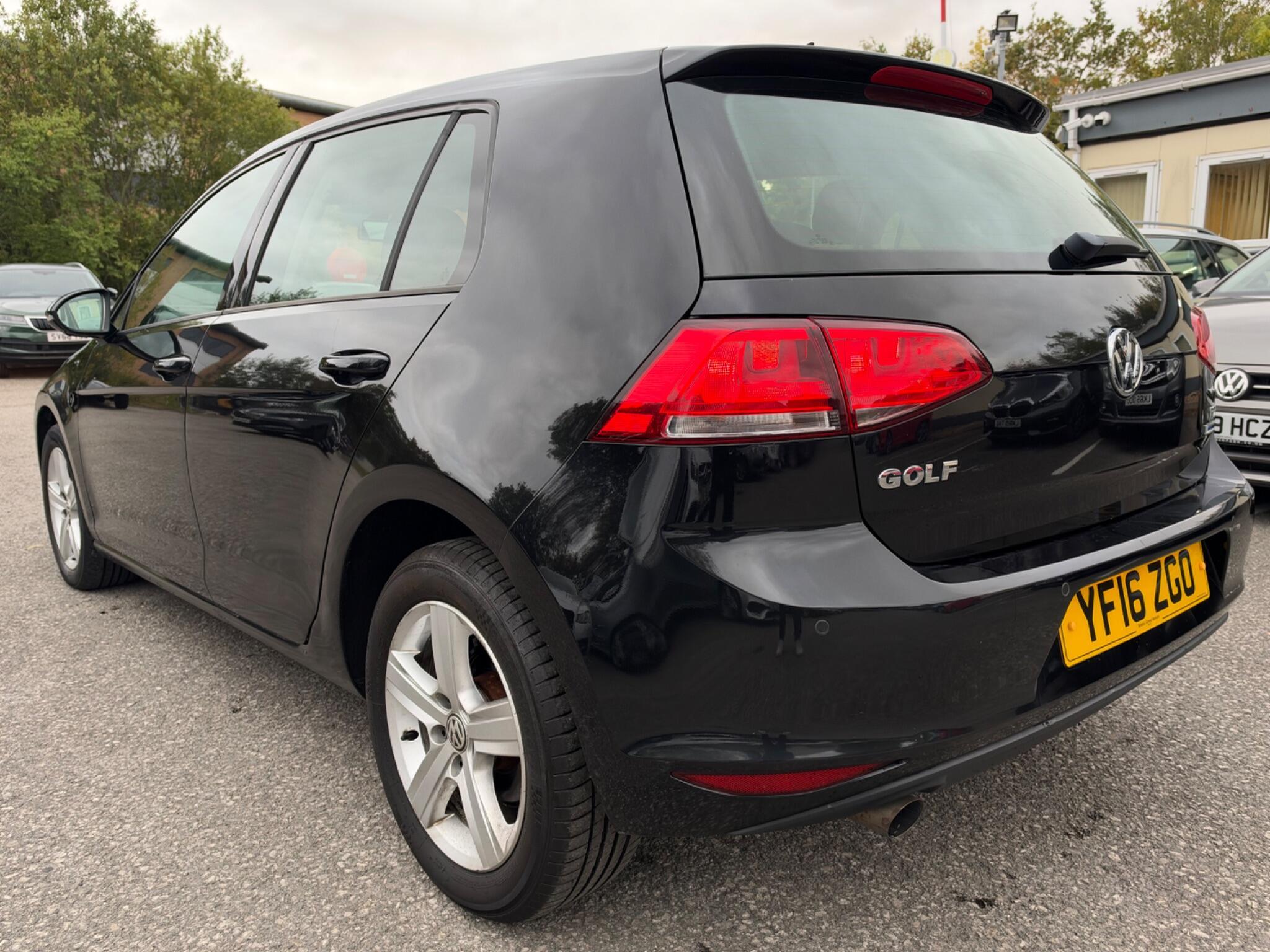 Volkswagen Golf - Image 9