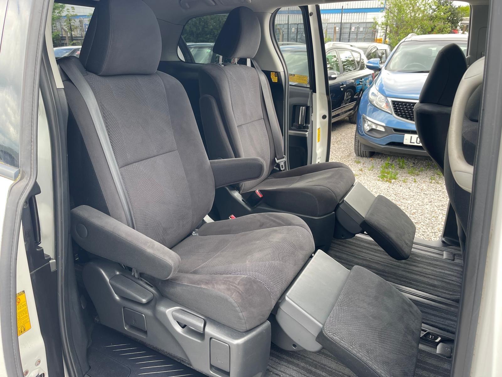 Toyota Estima Aeras G - Image 17