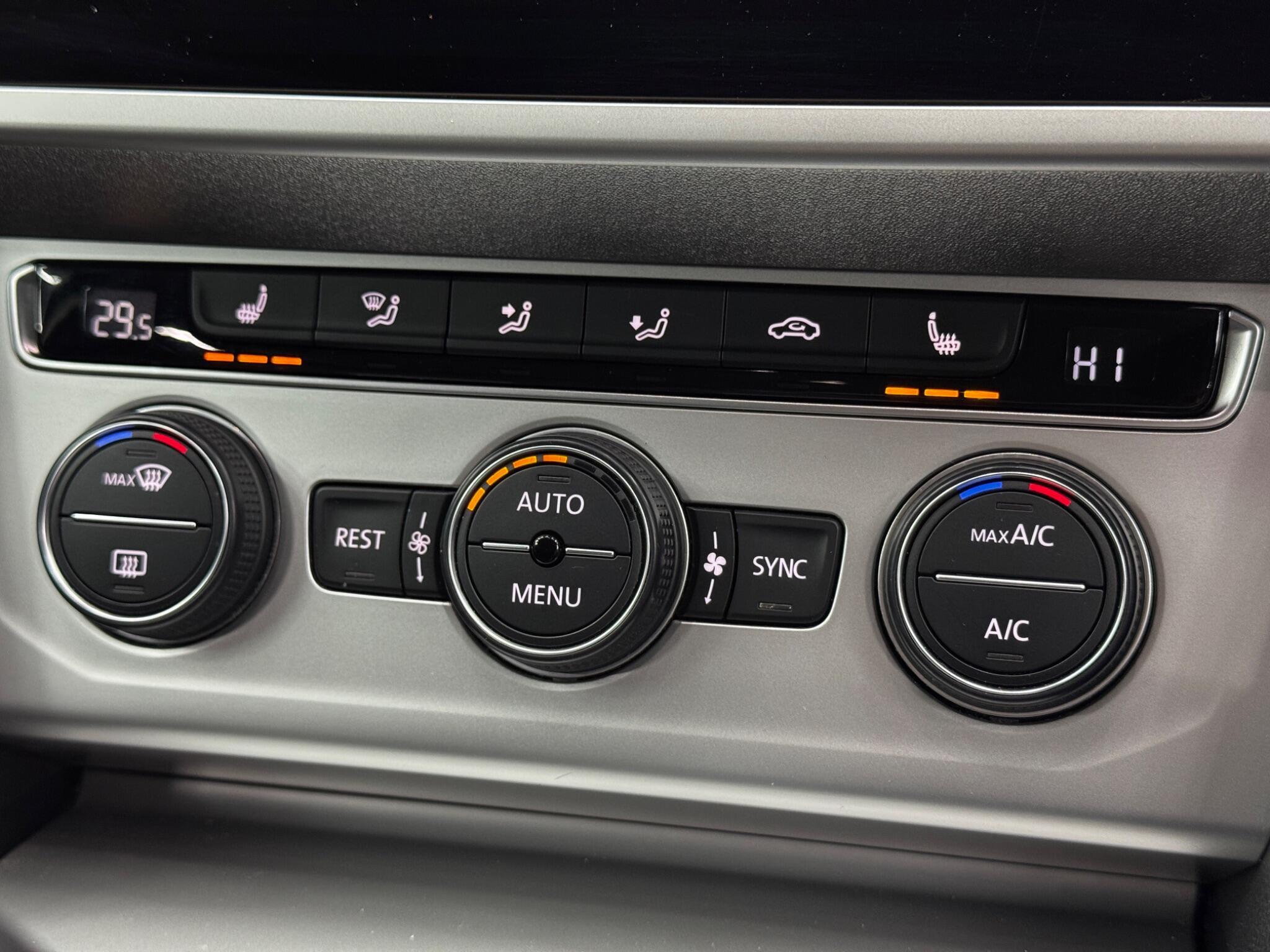 Volkswagen Passat - Image 29