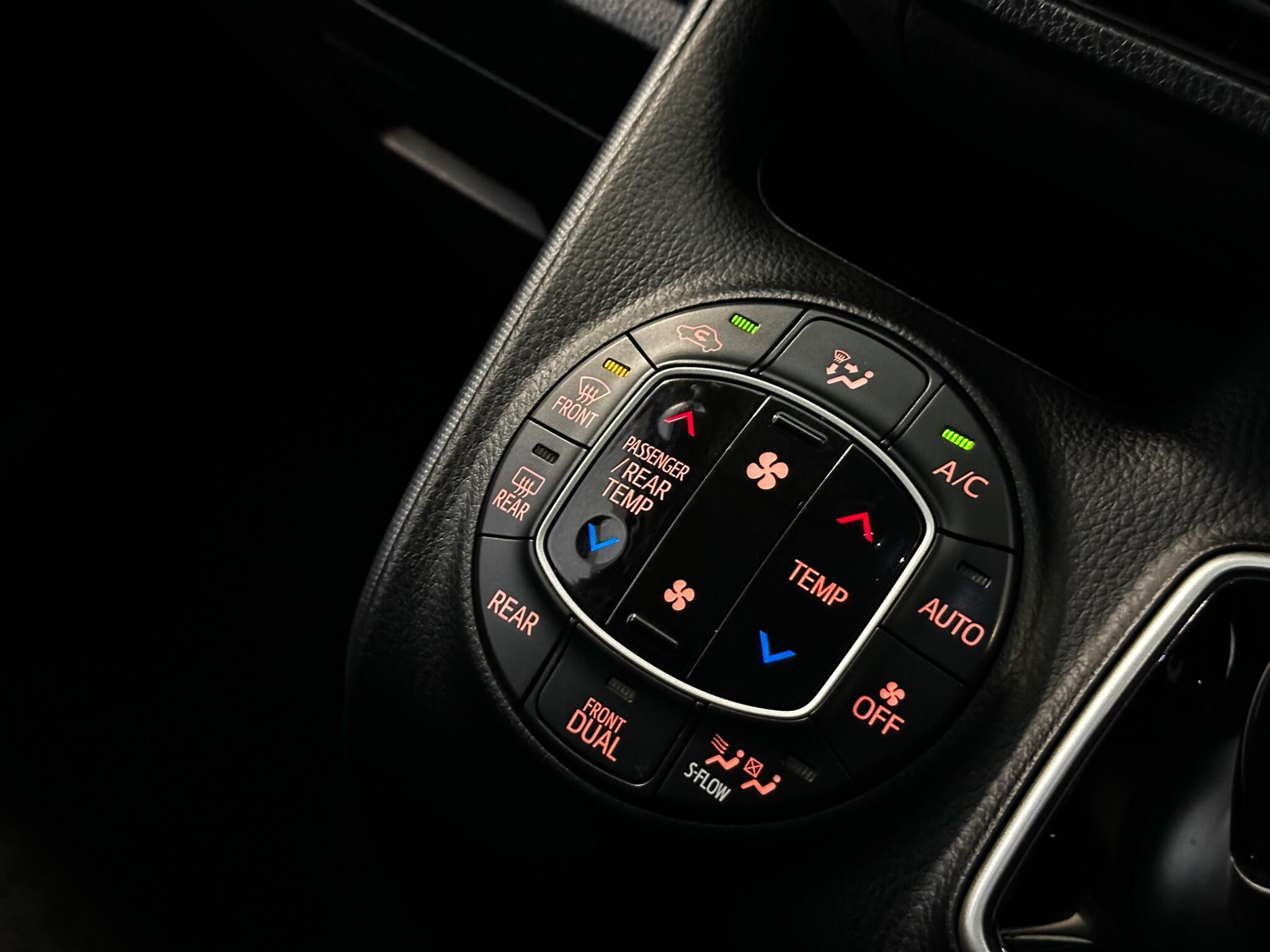 Toyota Noah - Image 33