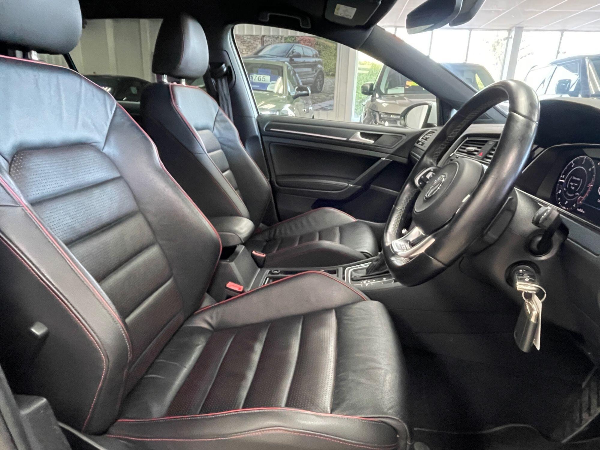 Volkswagen Golf - Image 25