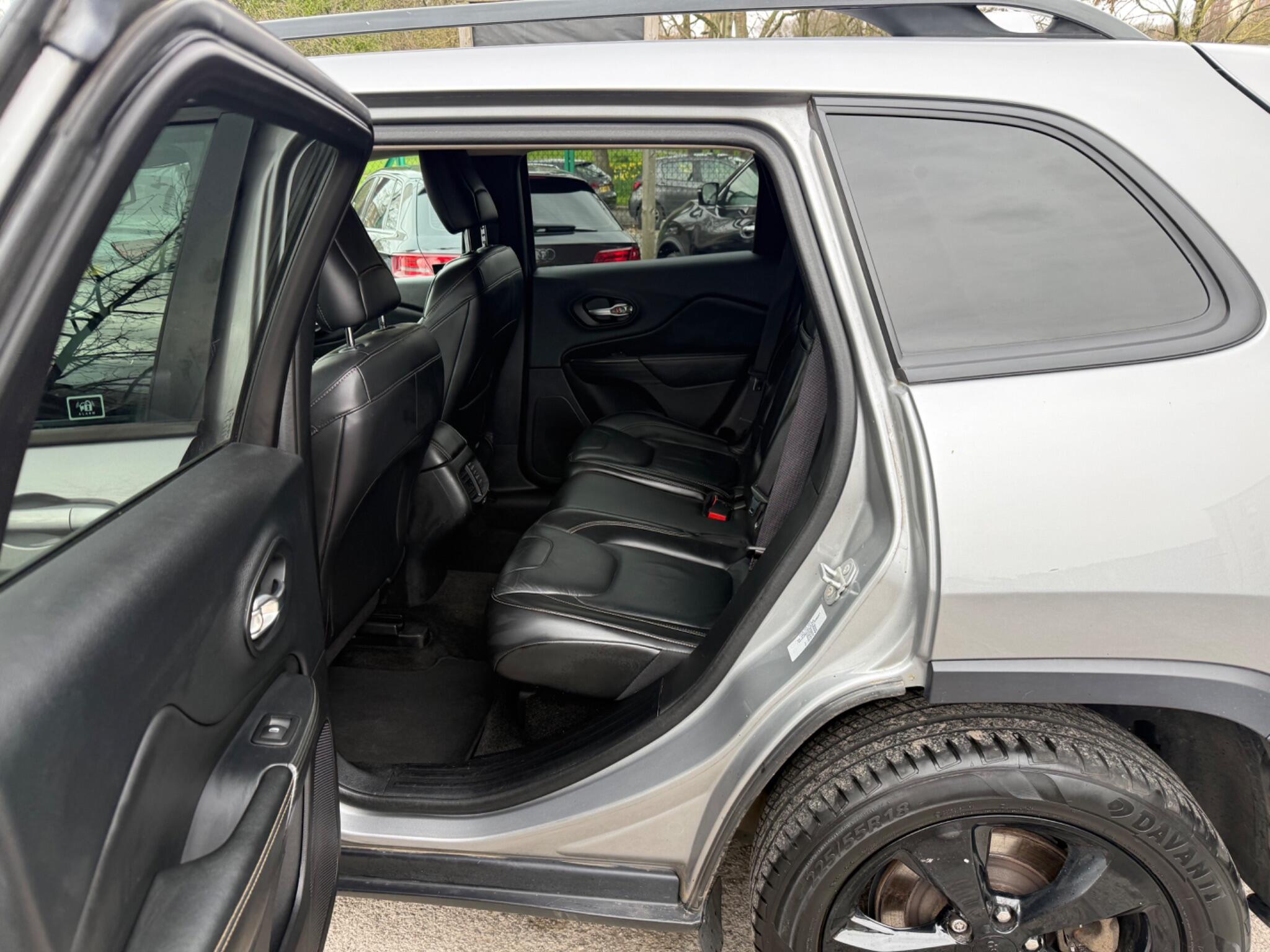 Jeep Cherokee - Image 28