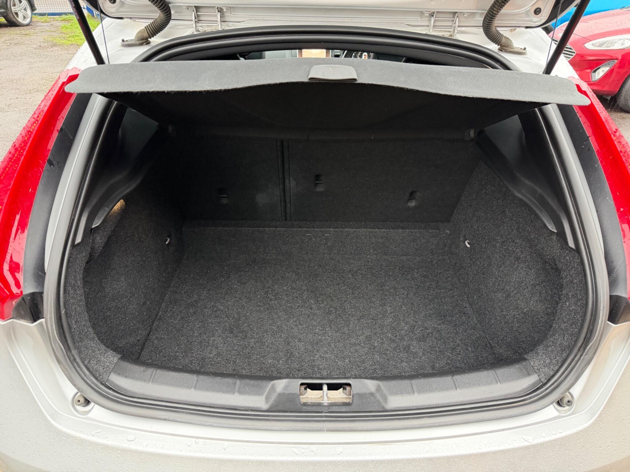 Volvo V40 - Image 30