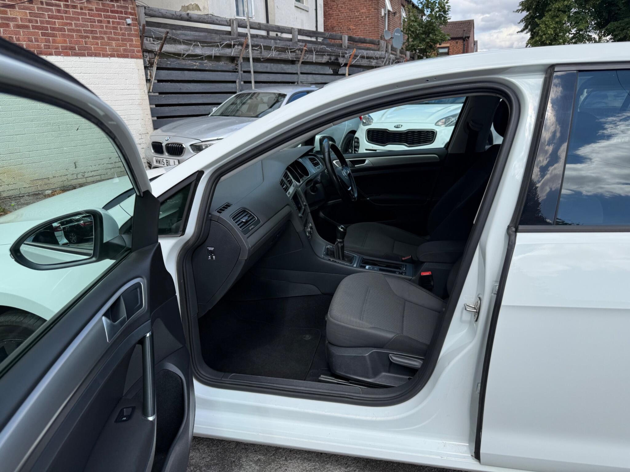 Volkswagen Golf - Image 17