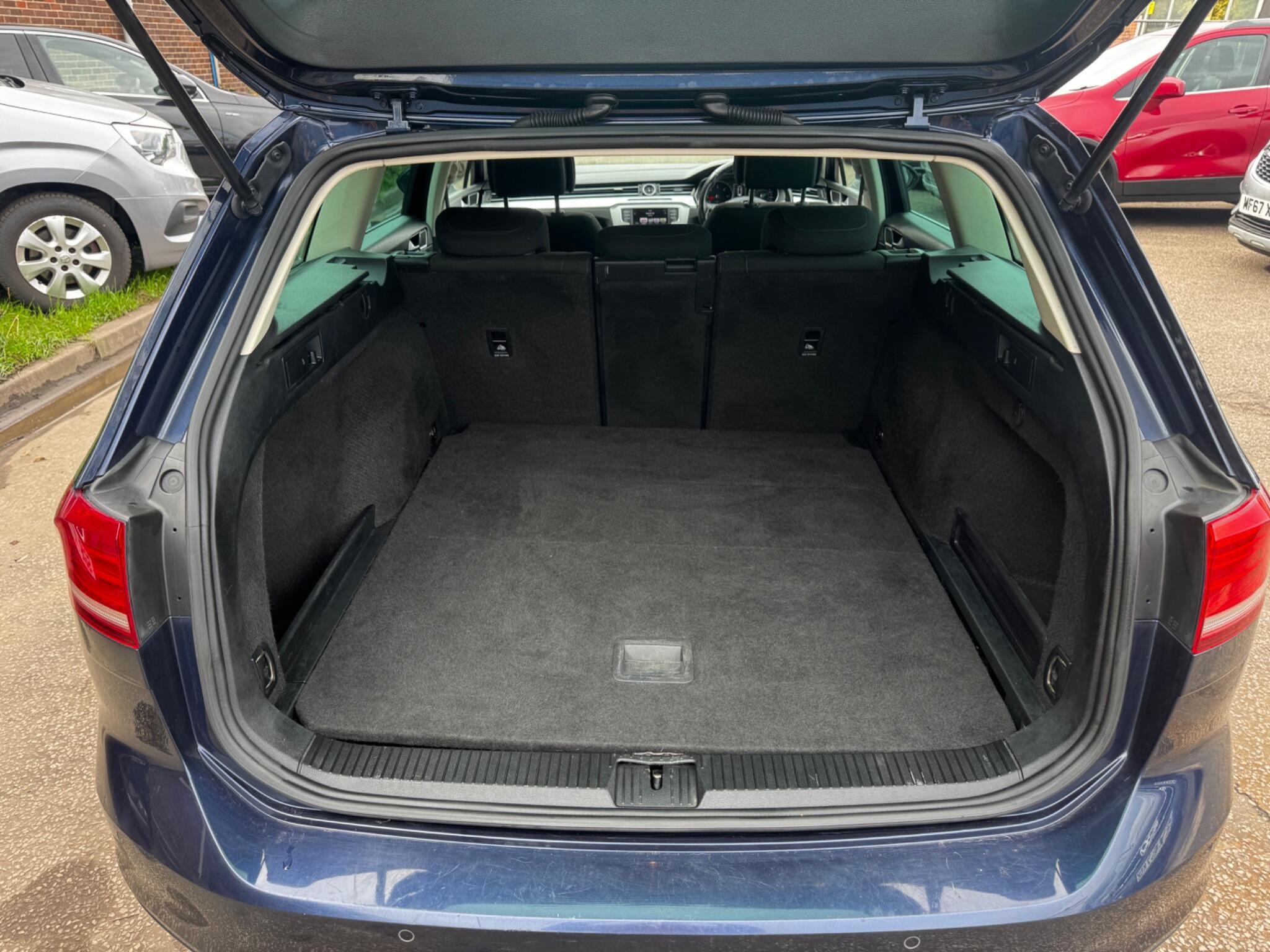 Volkswagen Passat - Image 17