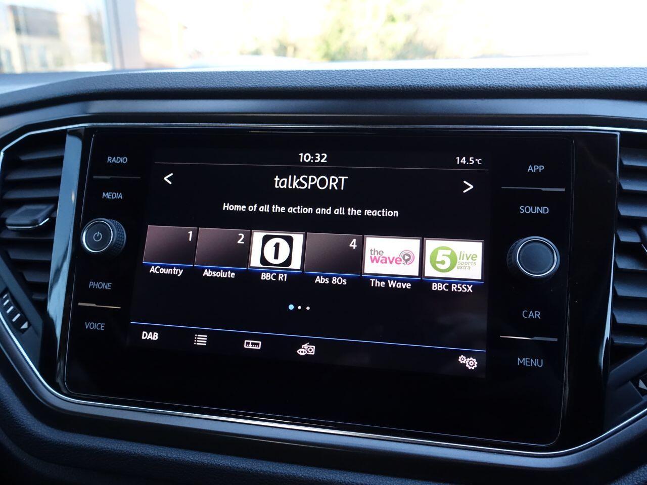 Volkswagen T-Roc - Image 33