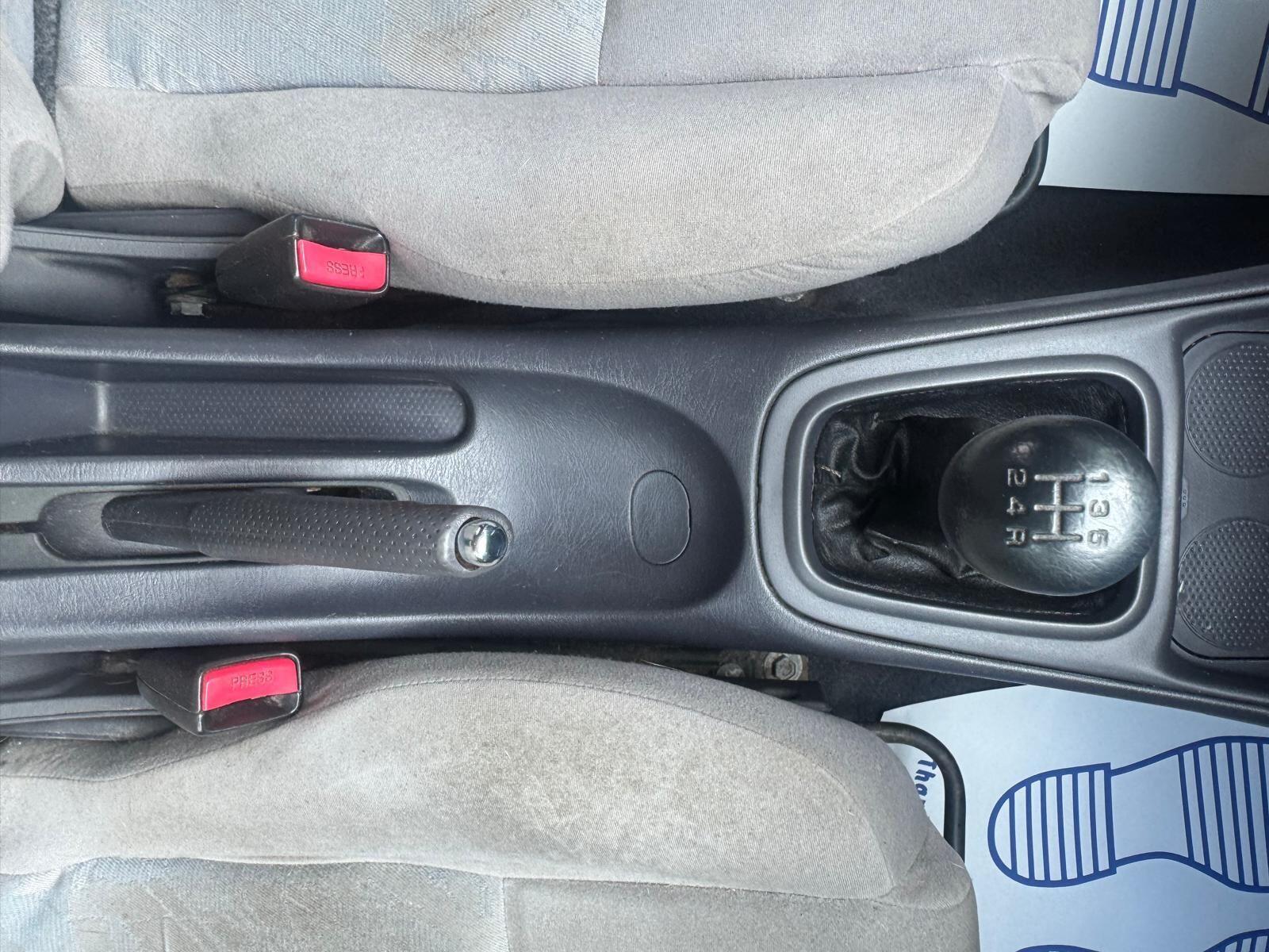 Nissan Almera - Image 26