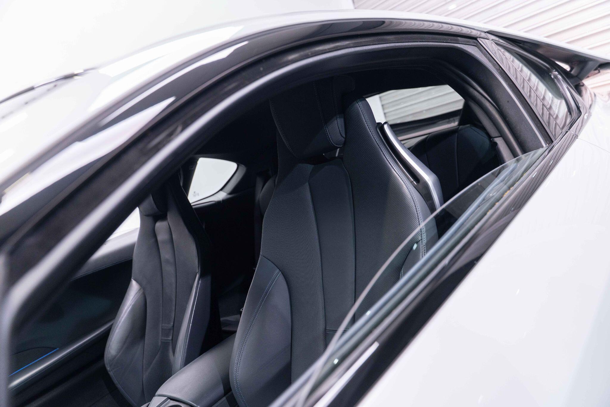 BMW i8 - Image 14