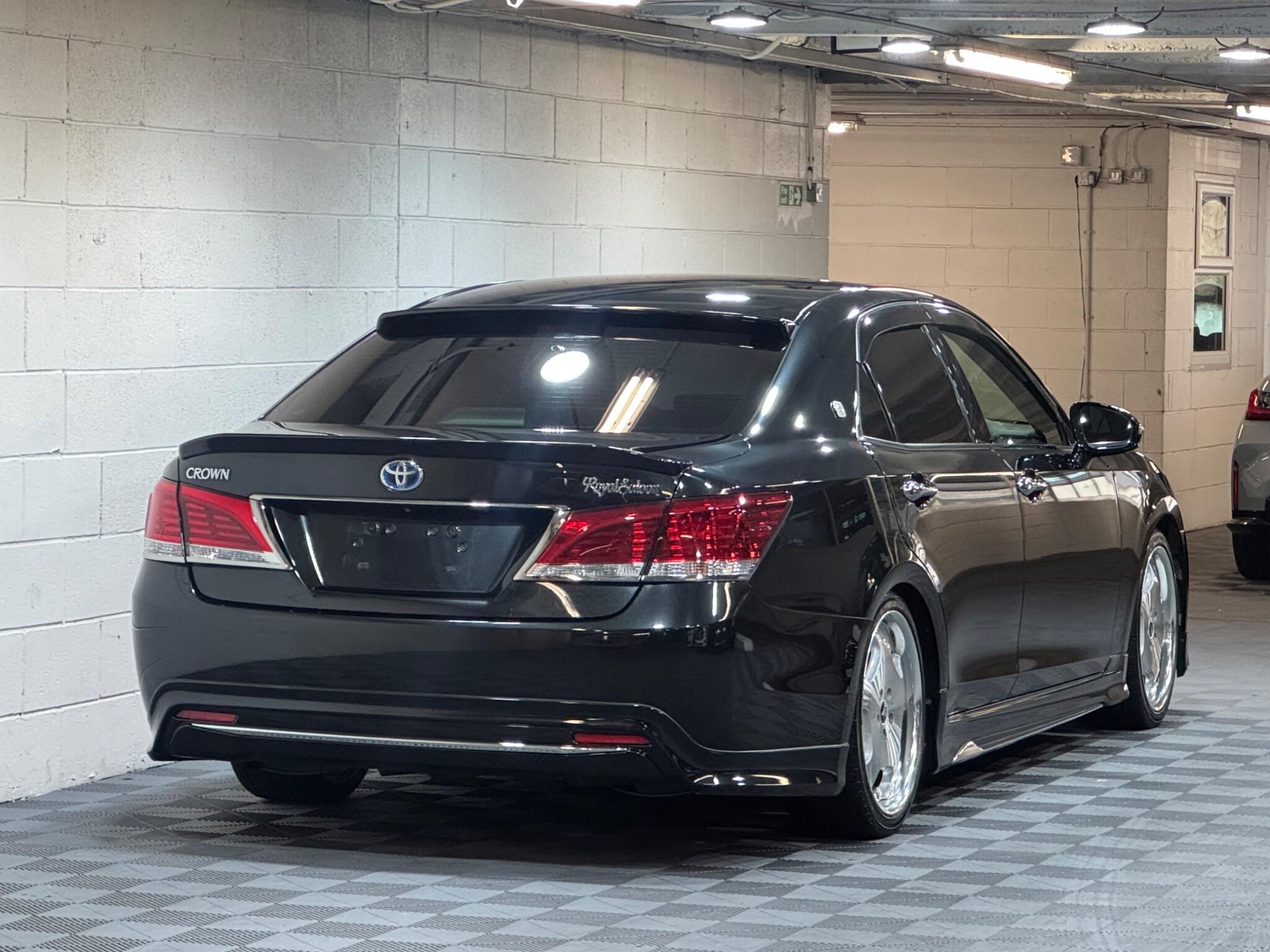 Toyota CROWN - Image 4