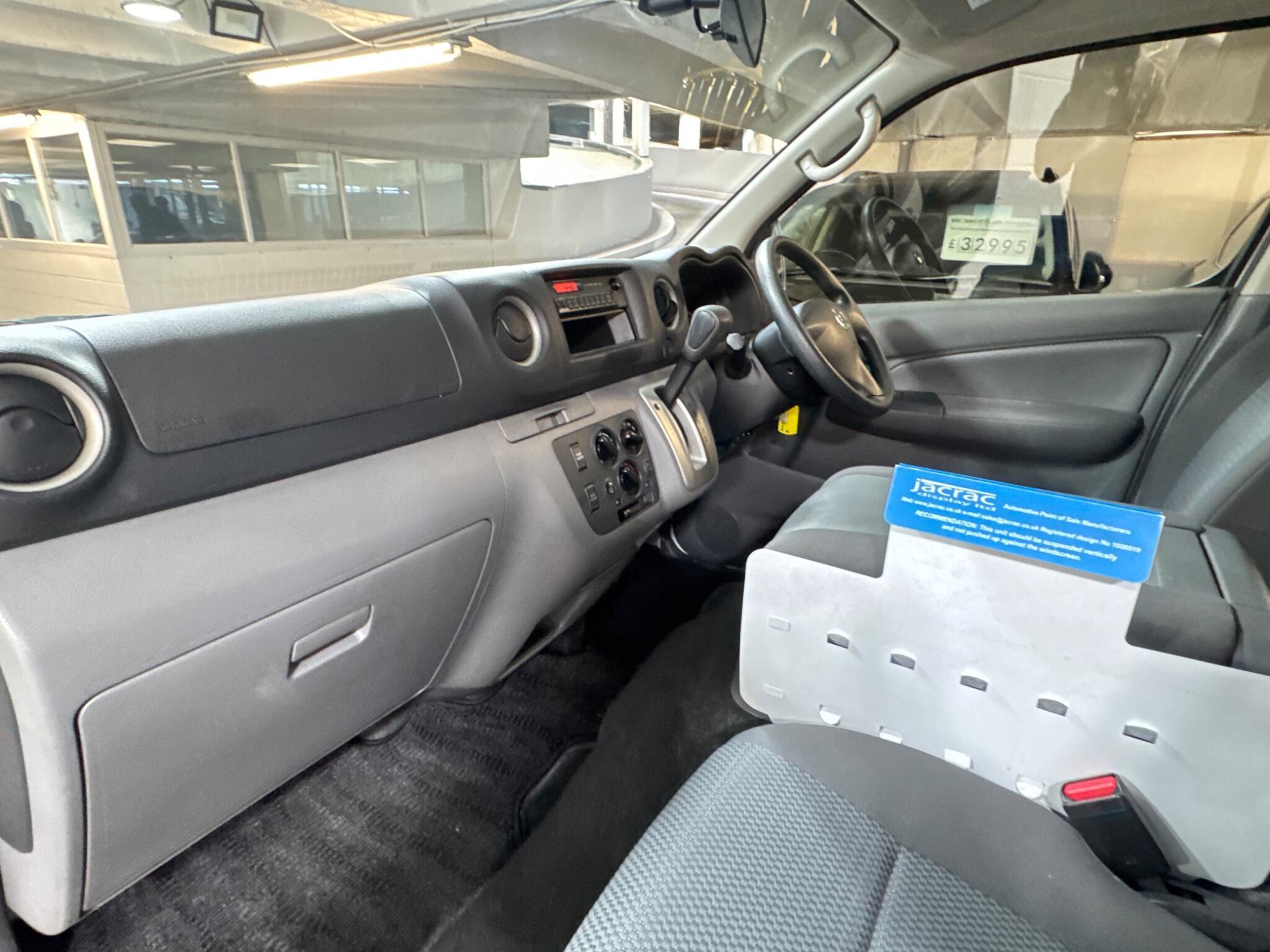 Nissan NV300 - Image 11
