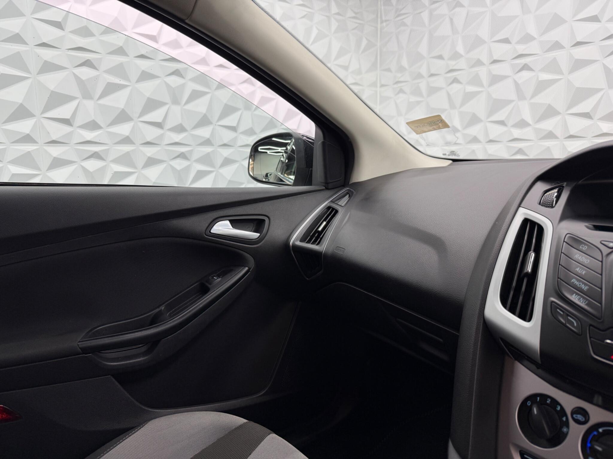 Ford Focus - Image 26