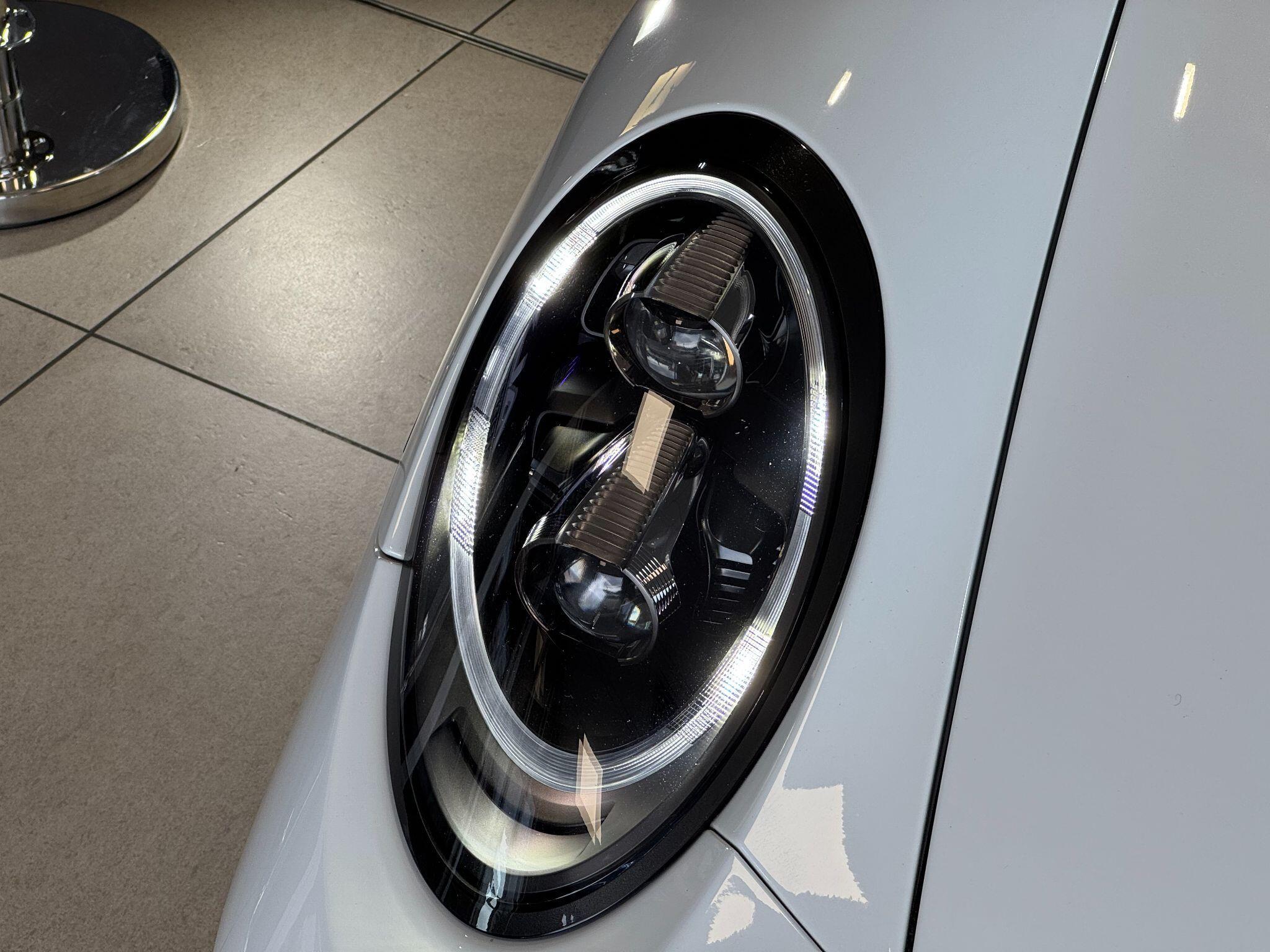 Porsche 911 - Image 2