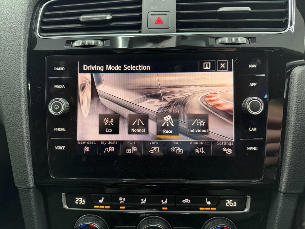 Volkswagen Golf - Image 35