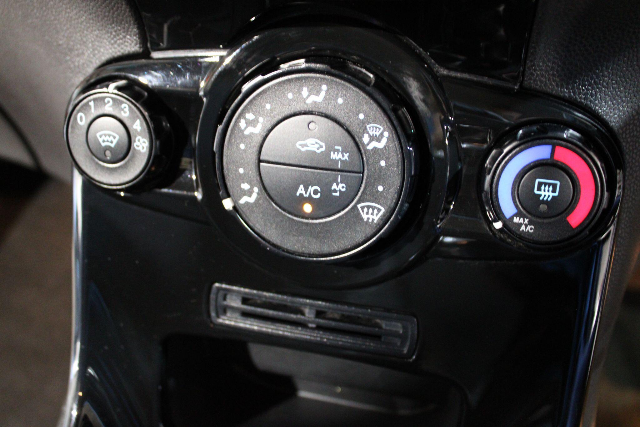 Ford Fiesta - Image 18