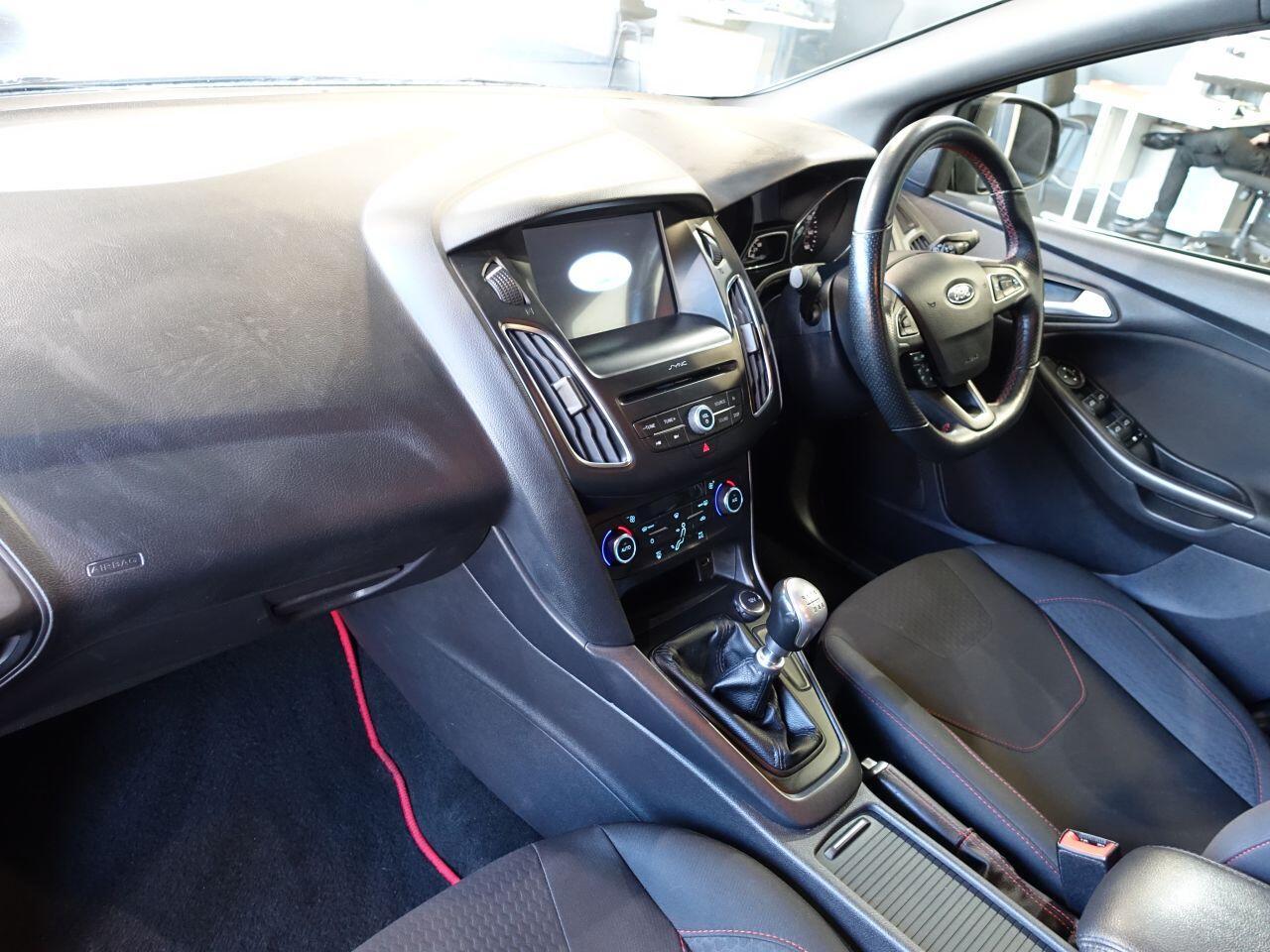 Ford Focus - Image 12