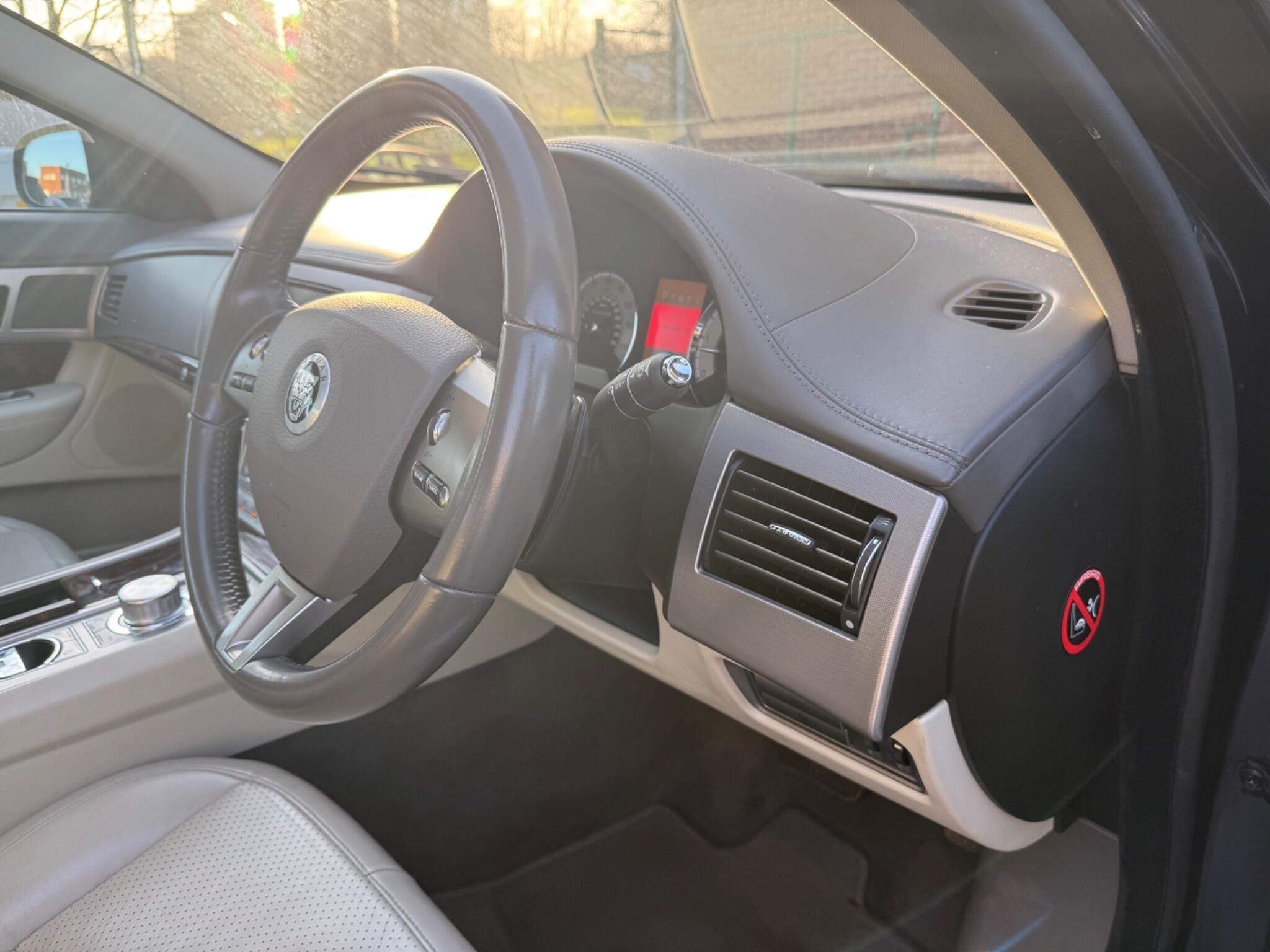 Jaguar XF - Image 19