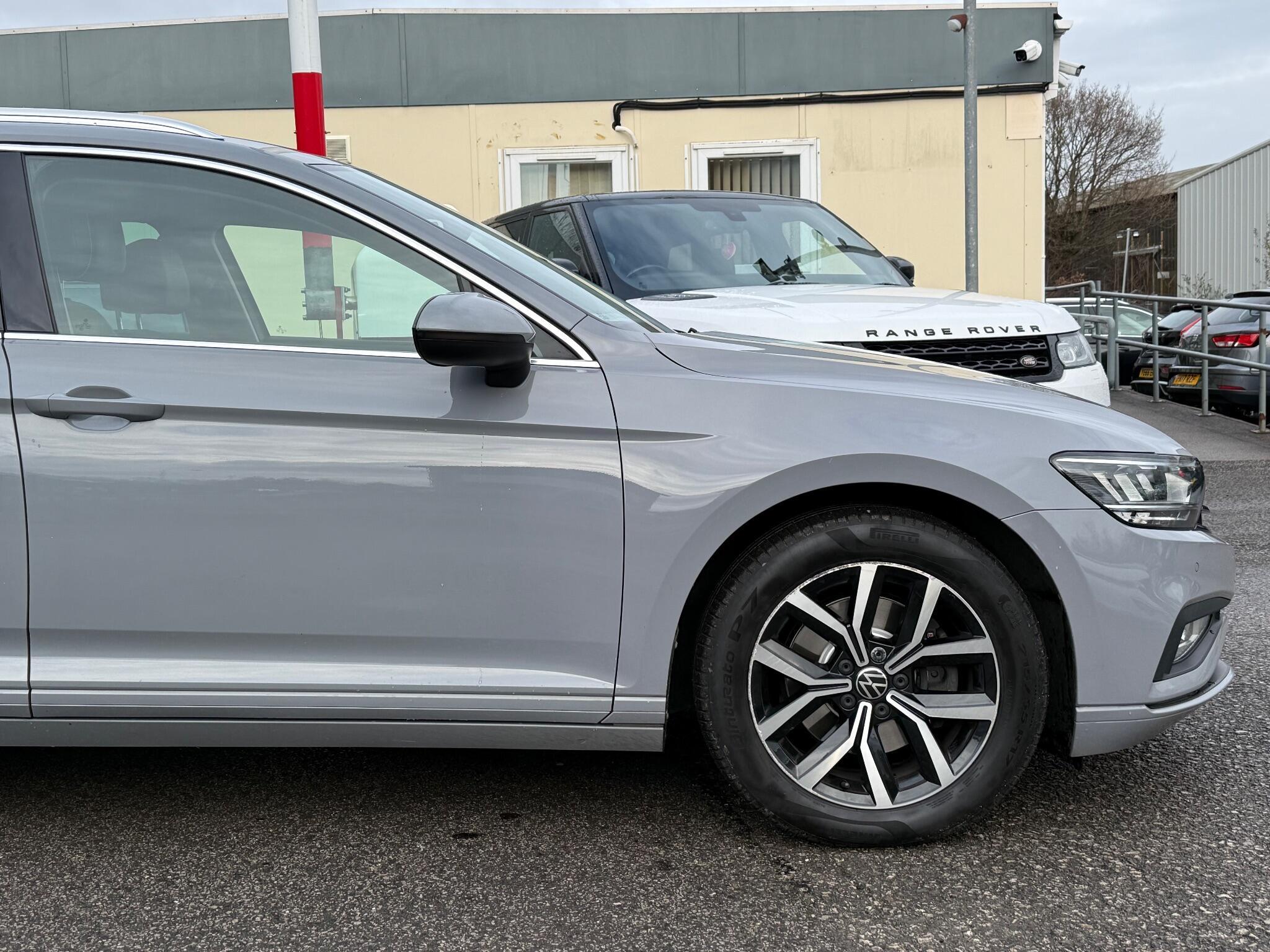 Volkswagen Passat - Image 12