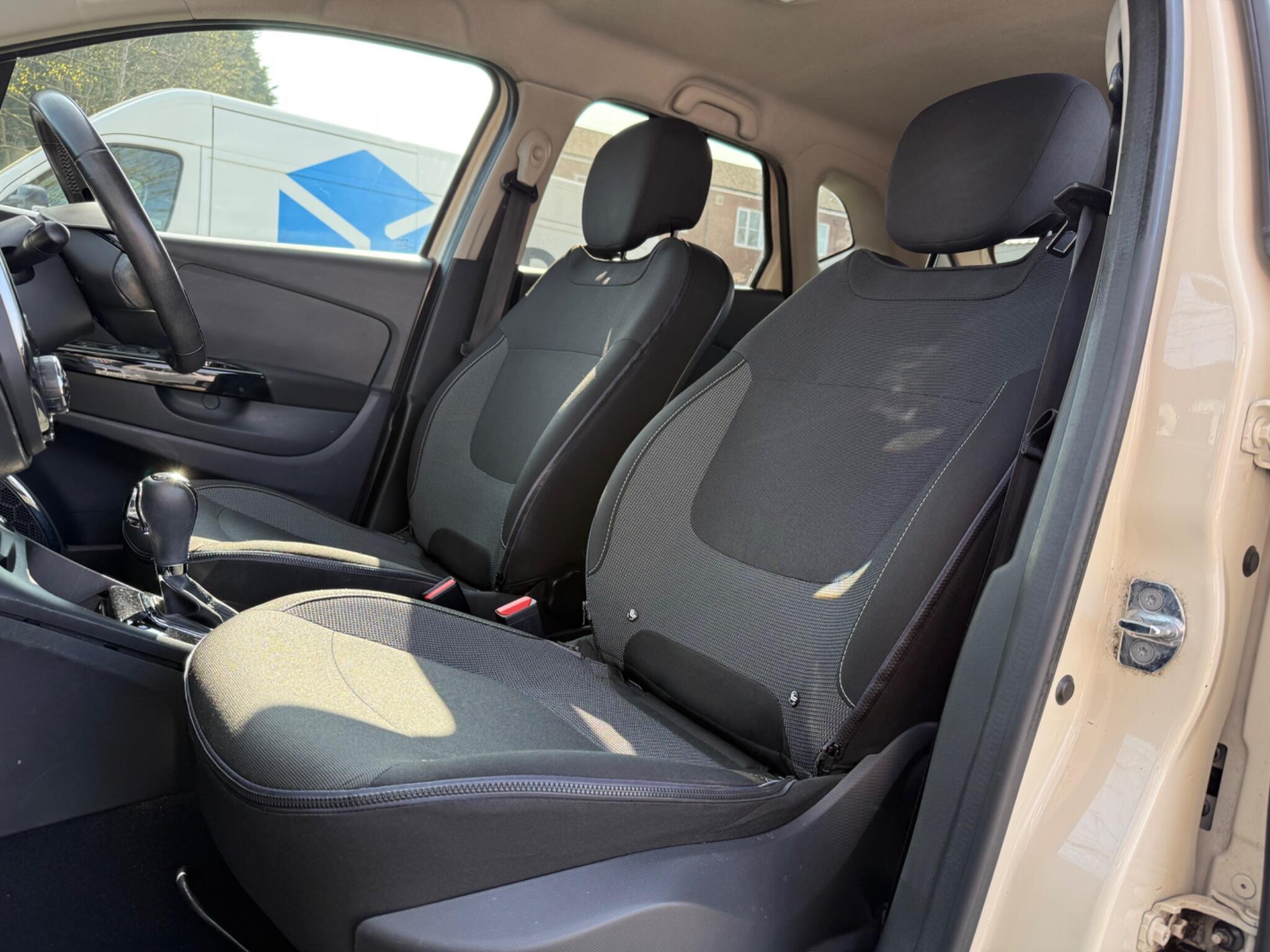 Renault Captur - Image 35