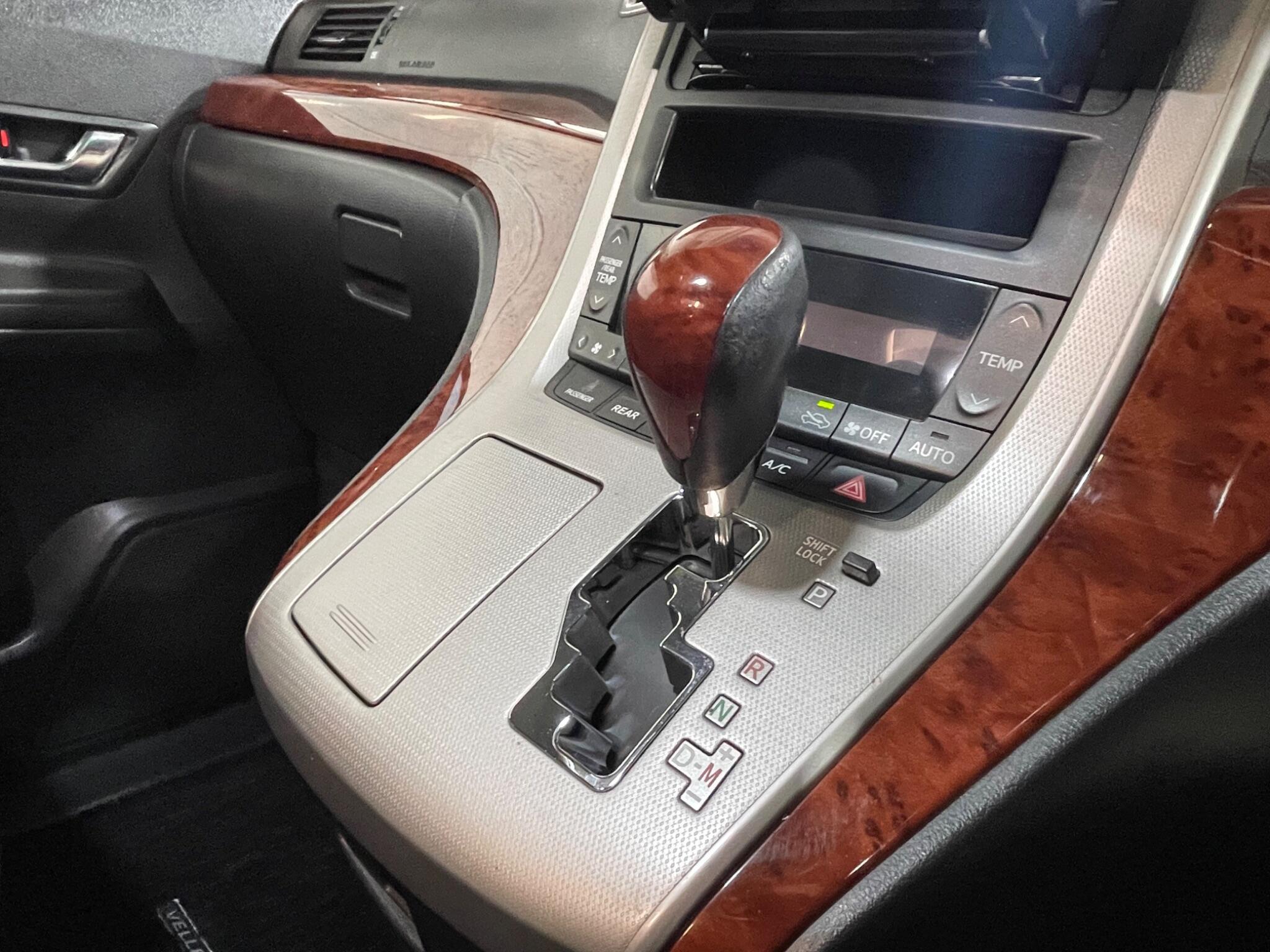 Toyota Vellfire - Image 16