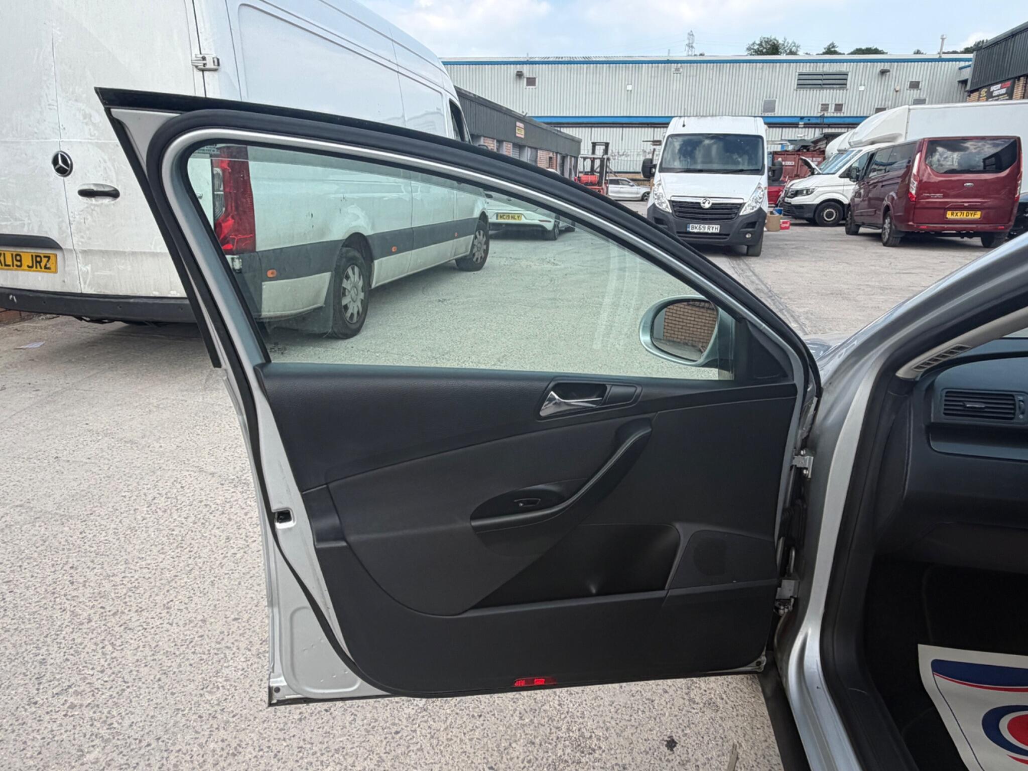 Volkswagen Passat - Image 19