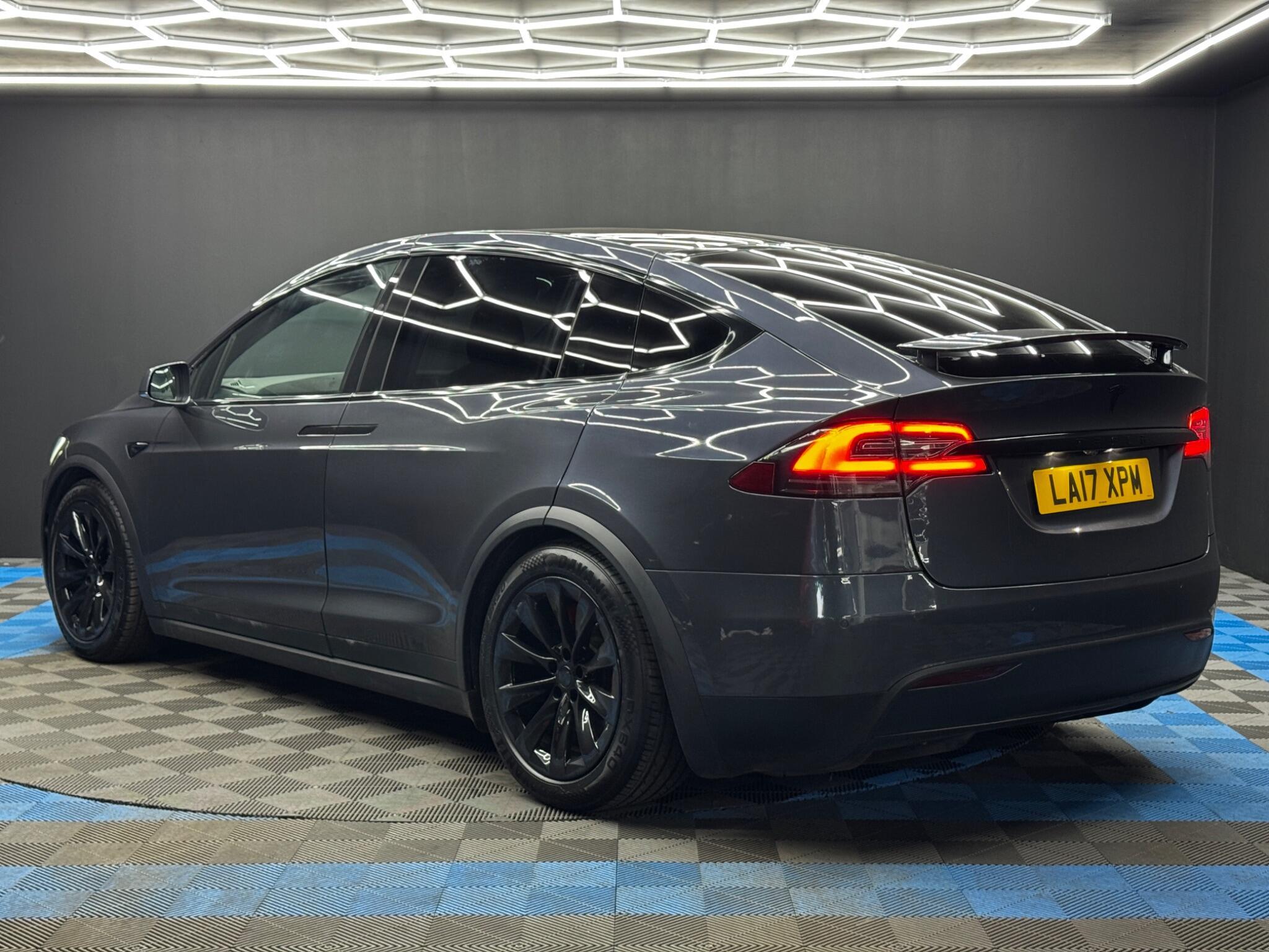 Tesla Model X - Image 8