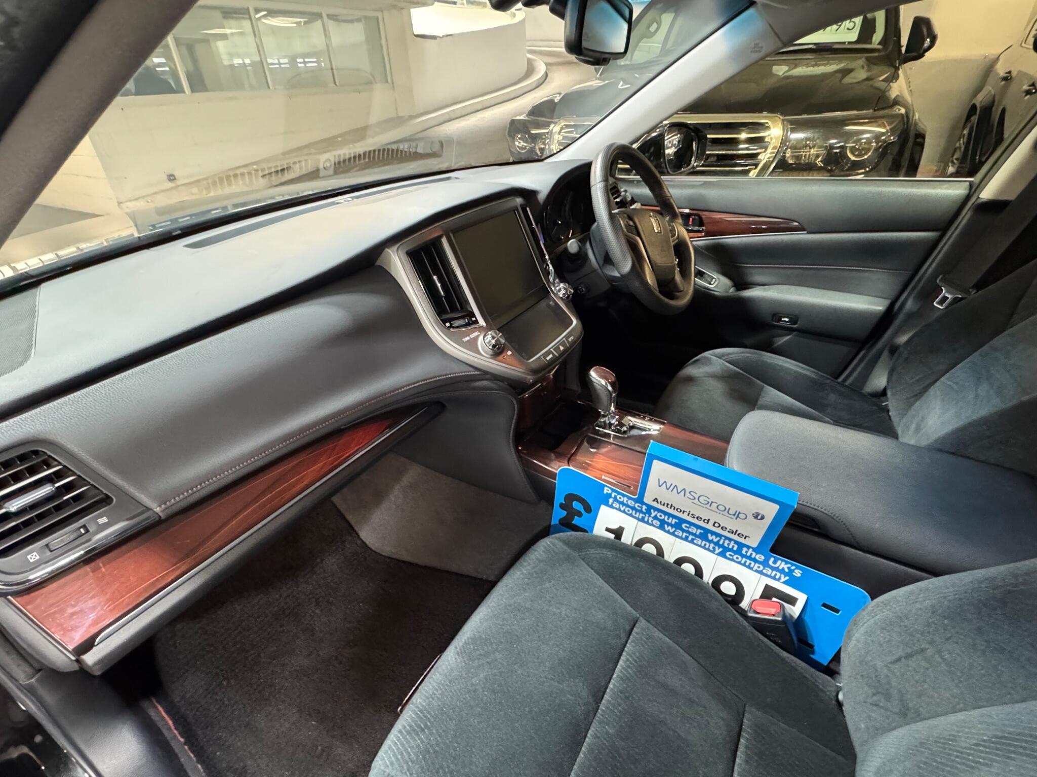 Toyota CROWN - Image 11