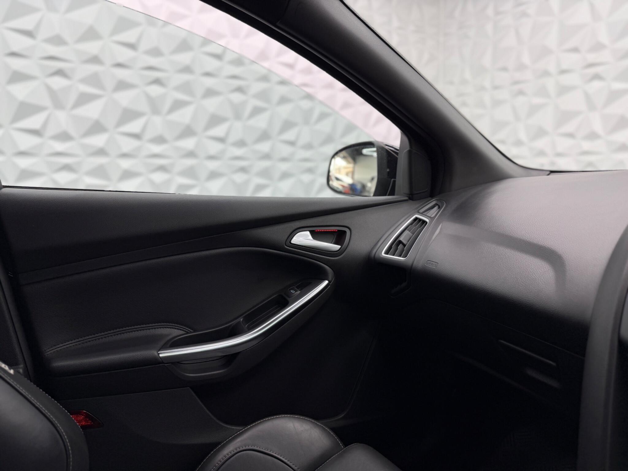 Ford Focus - Image 34
