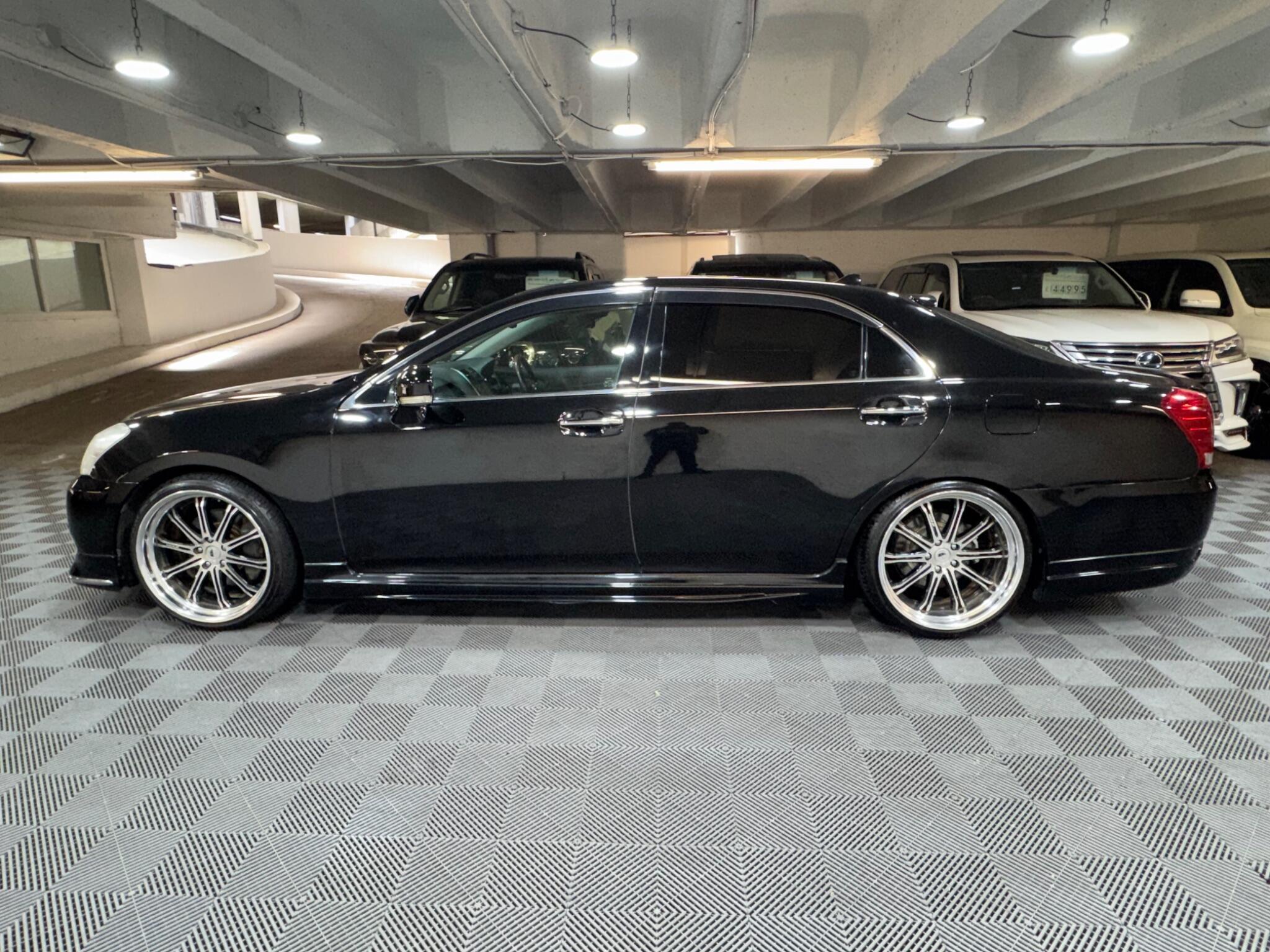 Toyota CROWN - Image 2