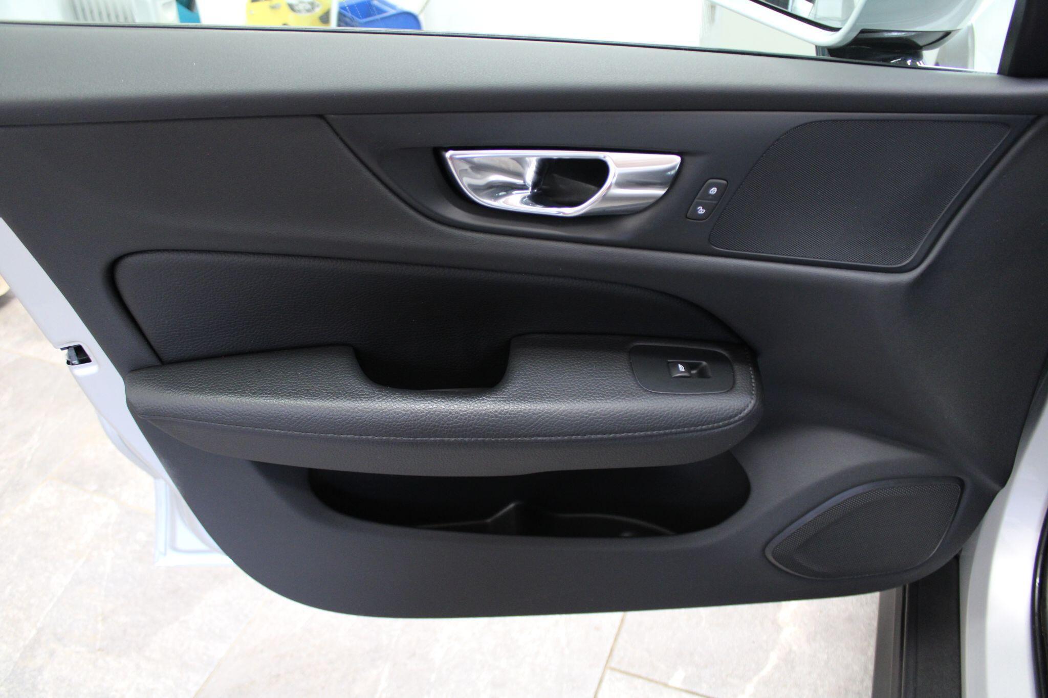 Volvo V60 CROSS COUNTRY - Image 38