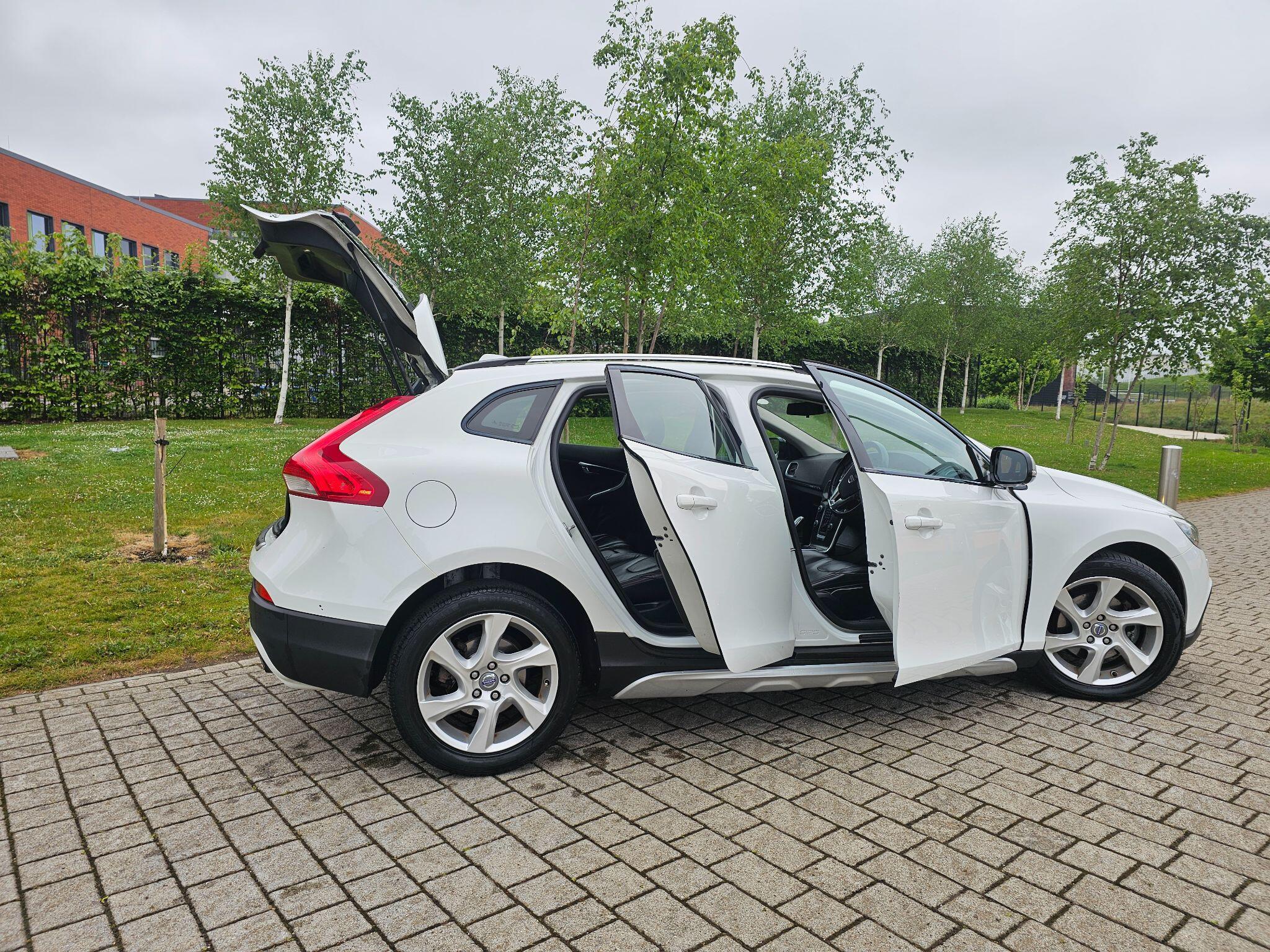 Volvo V40 CROSS COUNTRY - Image 3