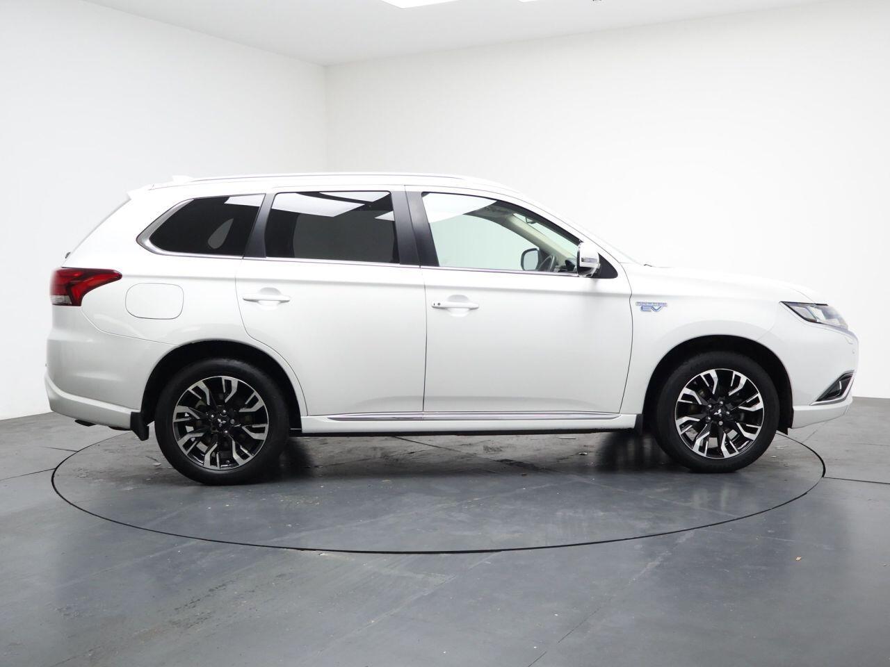 Mitsubishi Outlander - Image 14