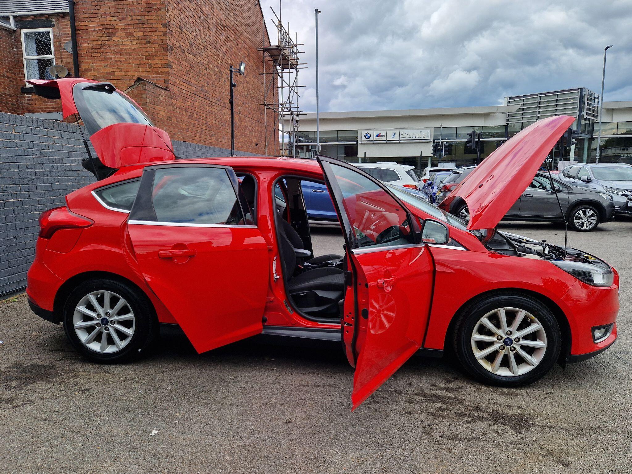 Ford Focus - Image 23