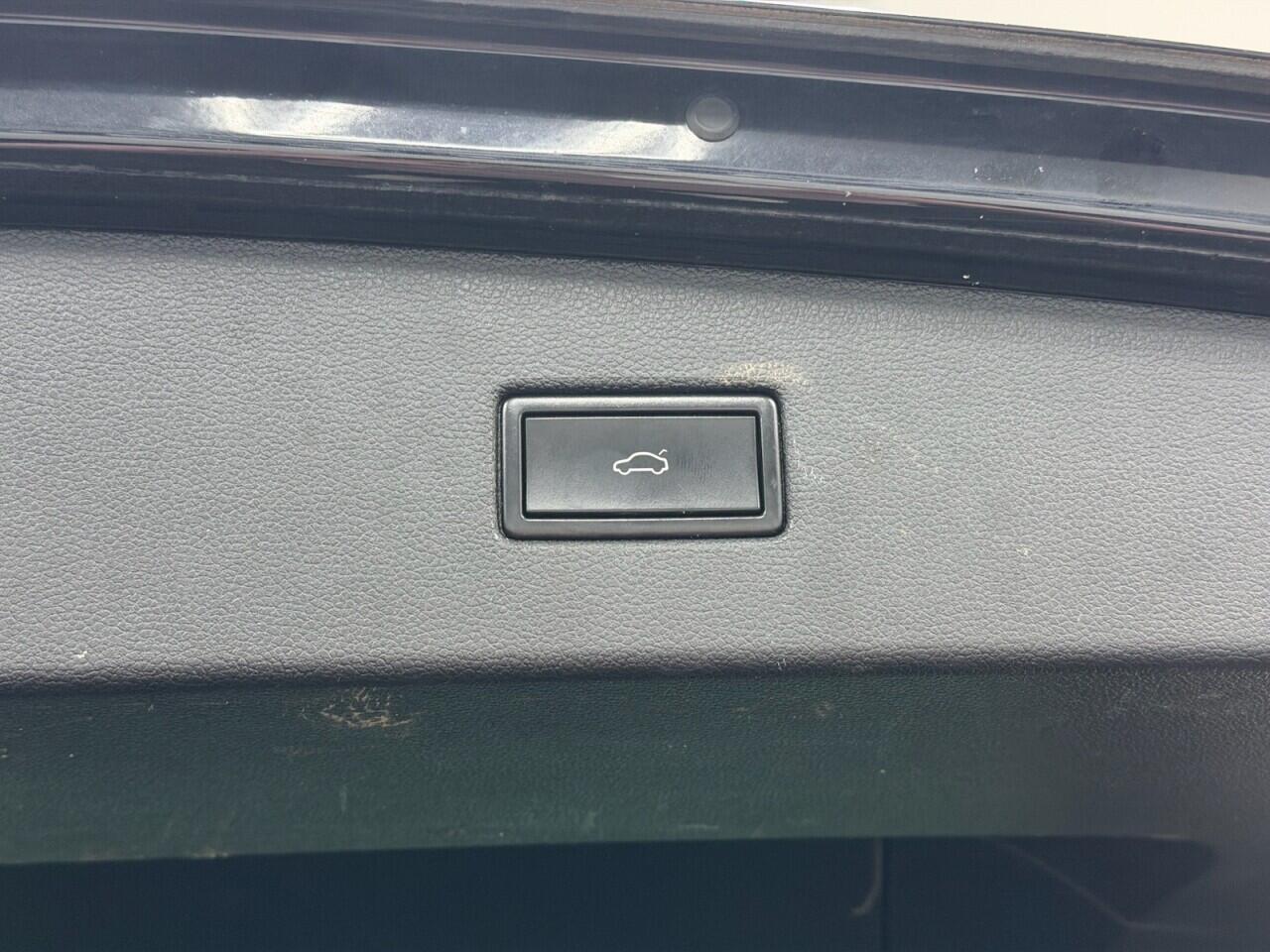 Volkswagen Tiguan - Image 23