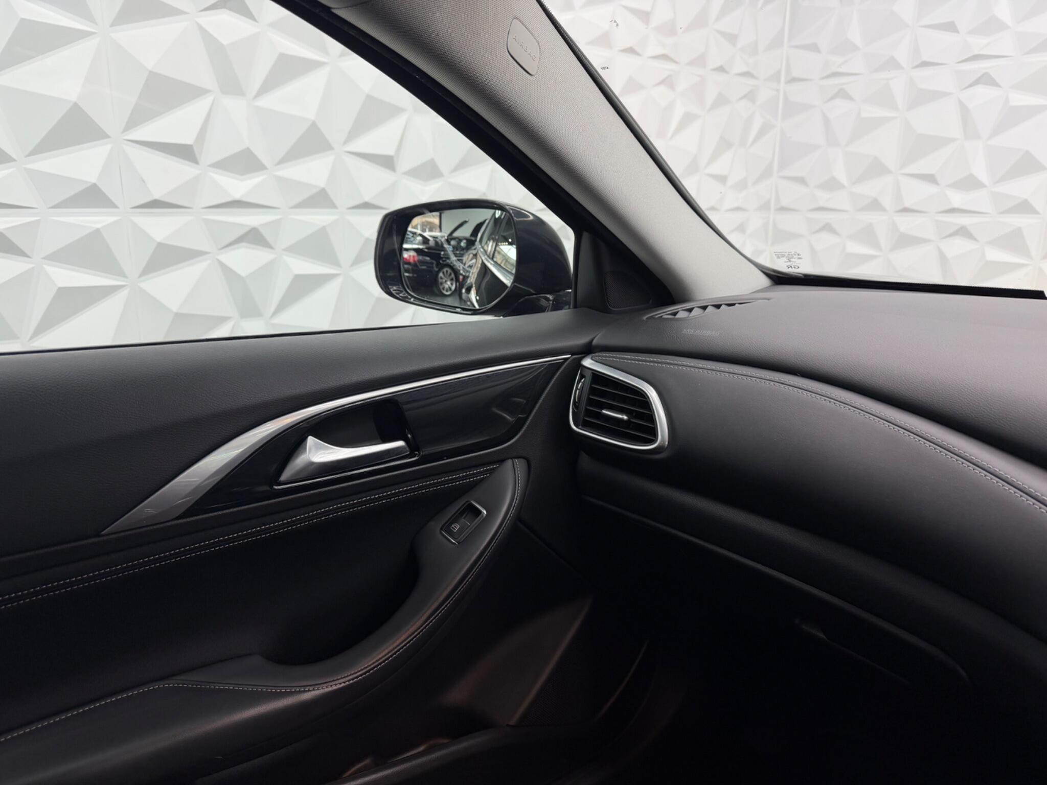 Infiniti Q30 - Image 25