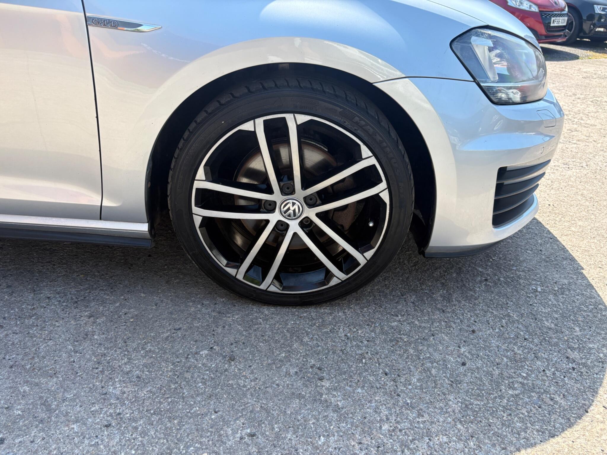 Volkswagen Golf - Image 9