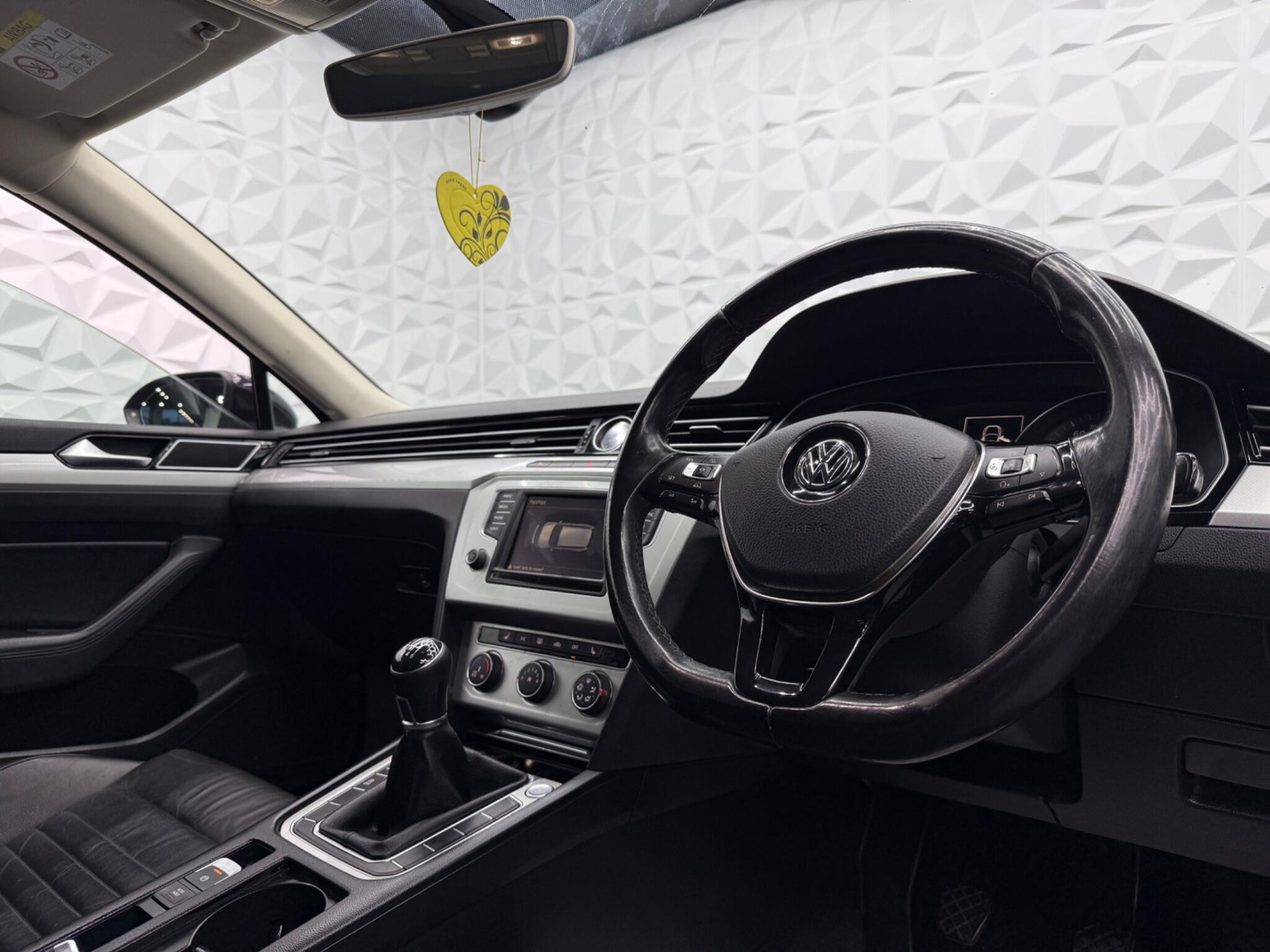 Volkswagen Passat - Image 16
