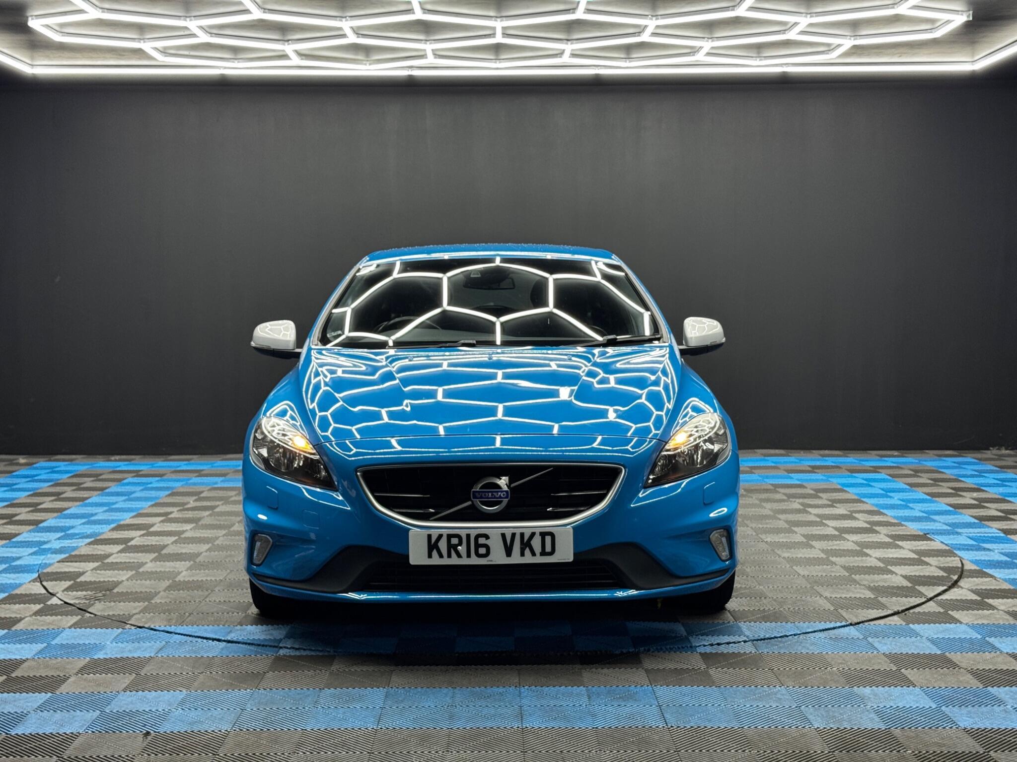 Volvo V40 - Image 2