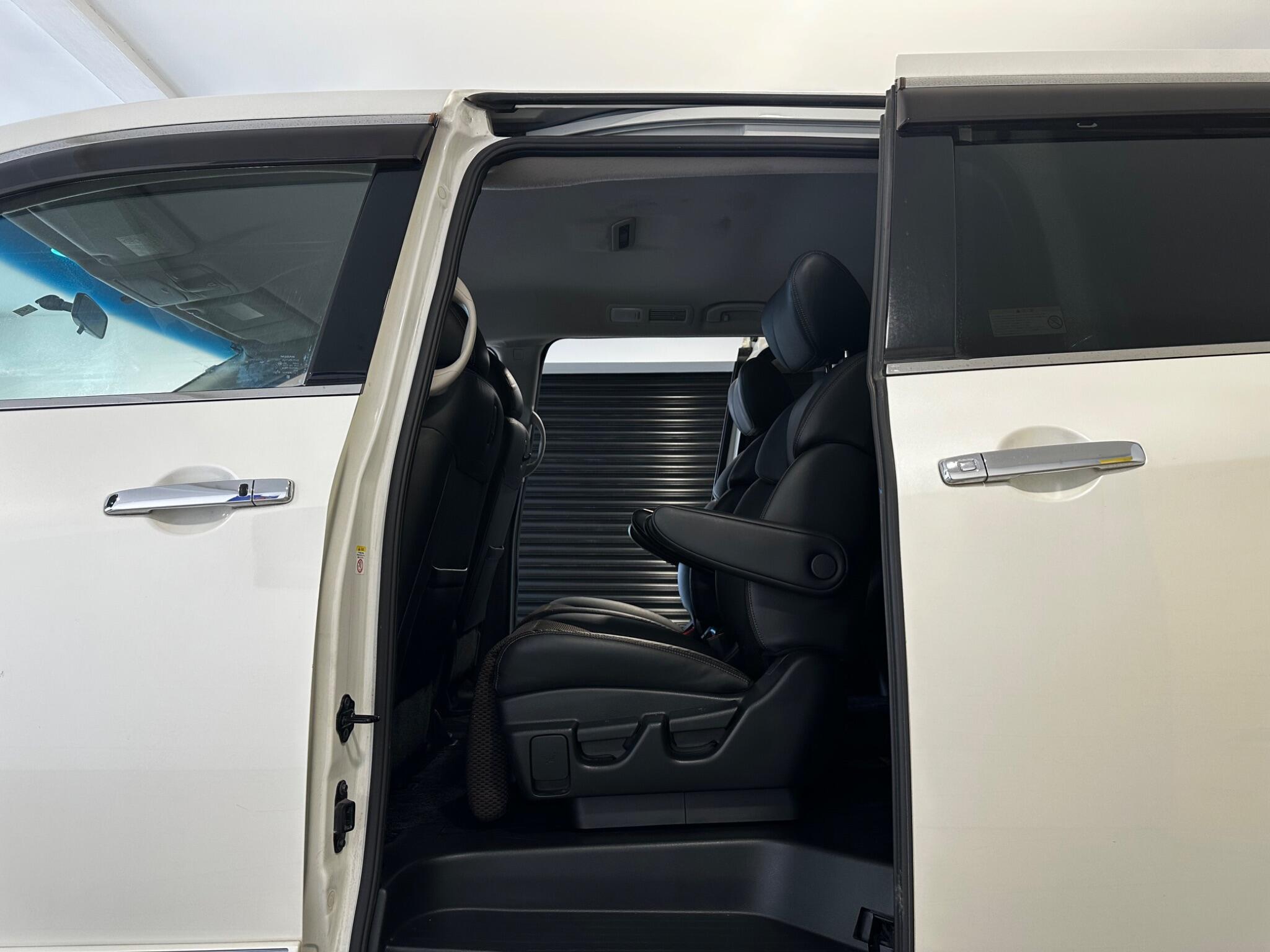 Nissan Elgrand - Image 24