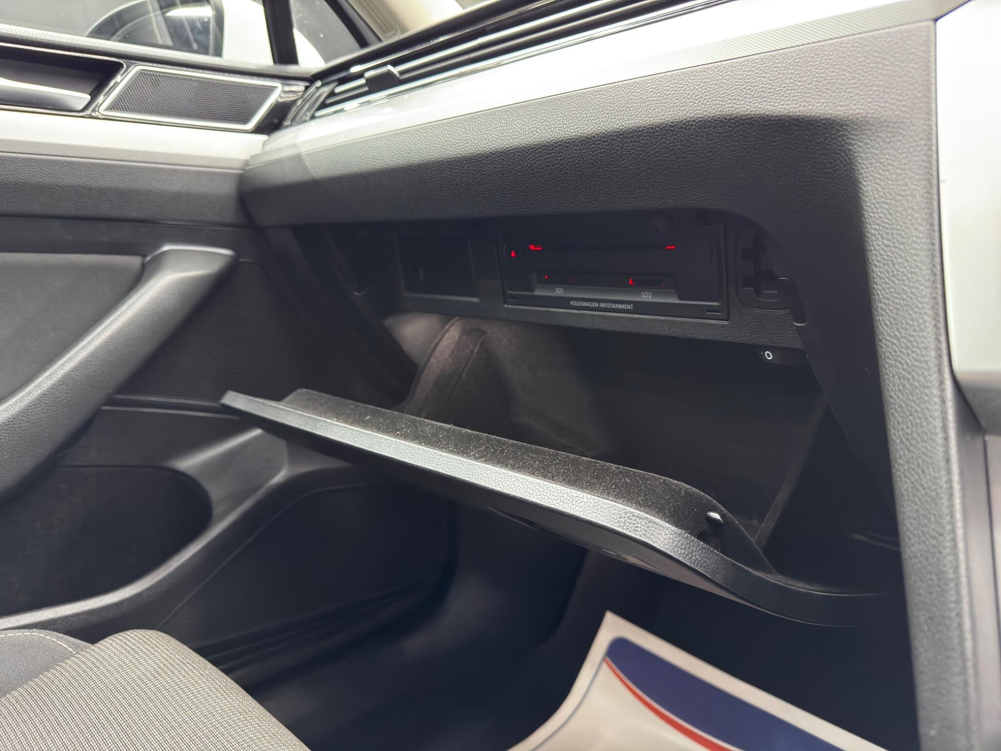 Volkswagen Passat - Image 35