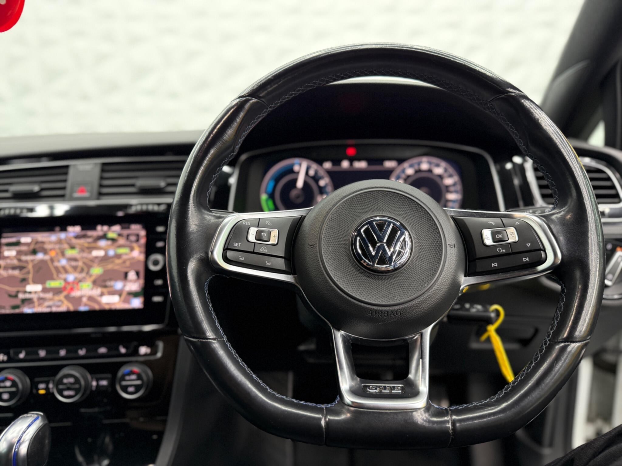 Volkswagen Golf - Image 25