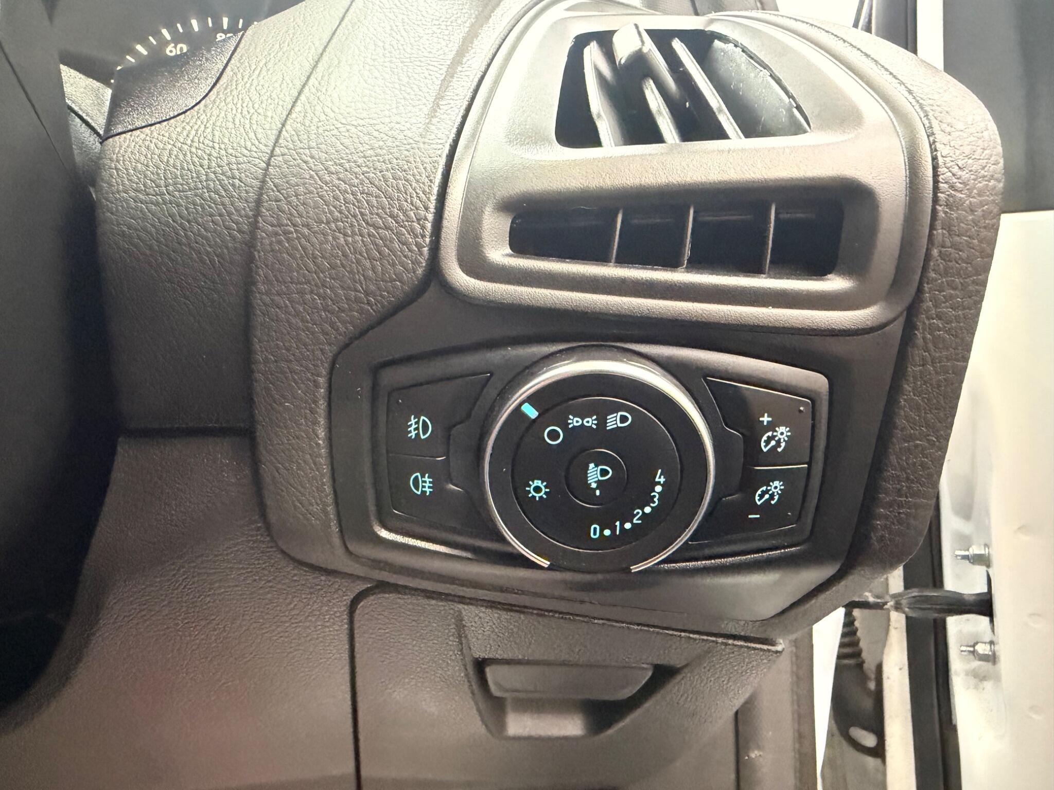 Ford Focus - Image 19
