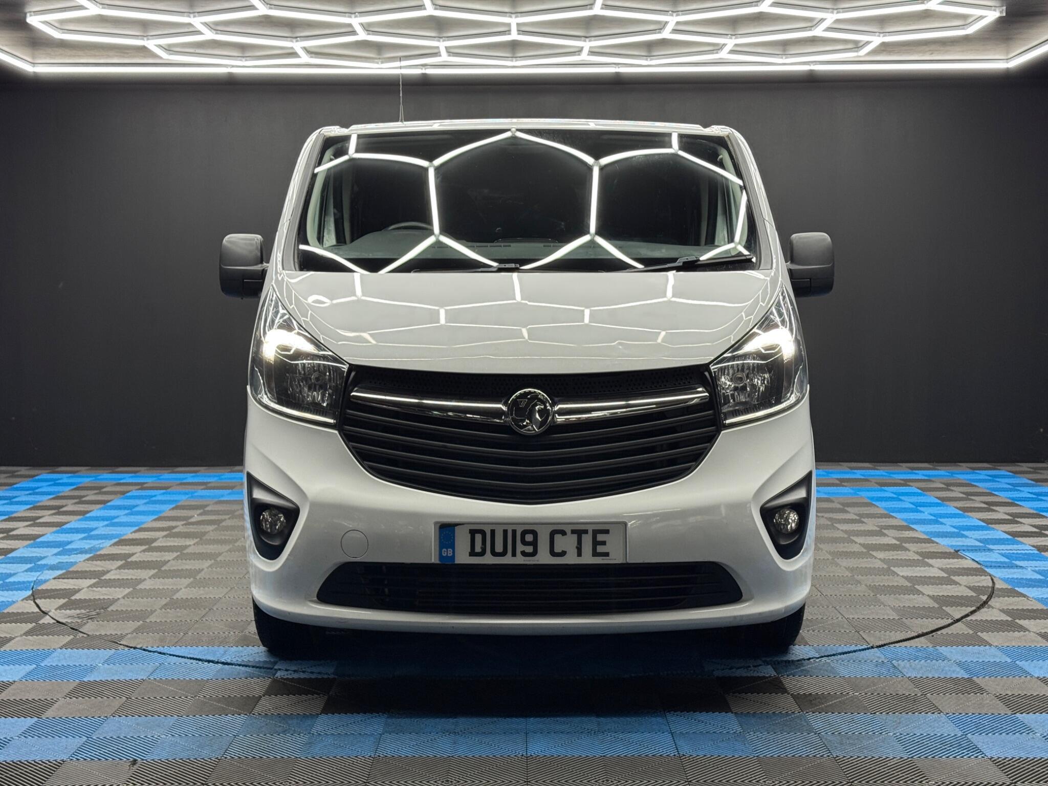 Vauxhall Vivaro - Image 2