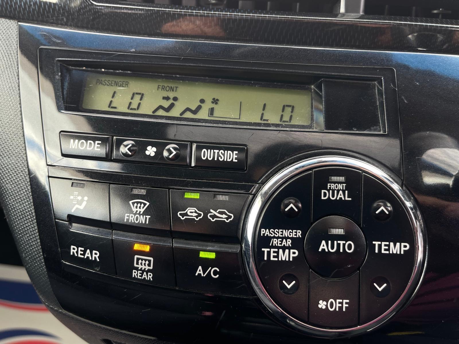 Toyota Estima Aeras G - Image 16
