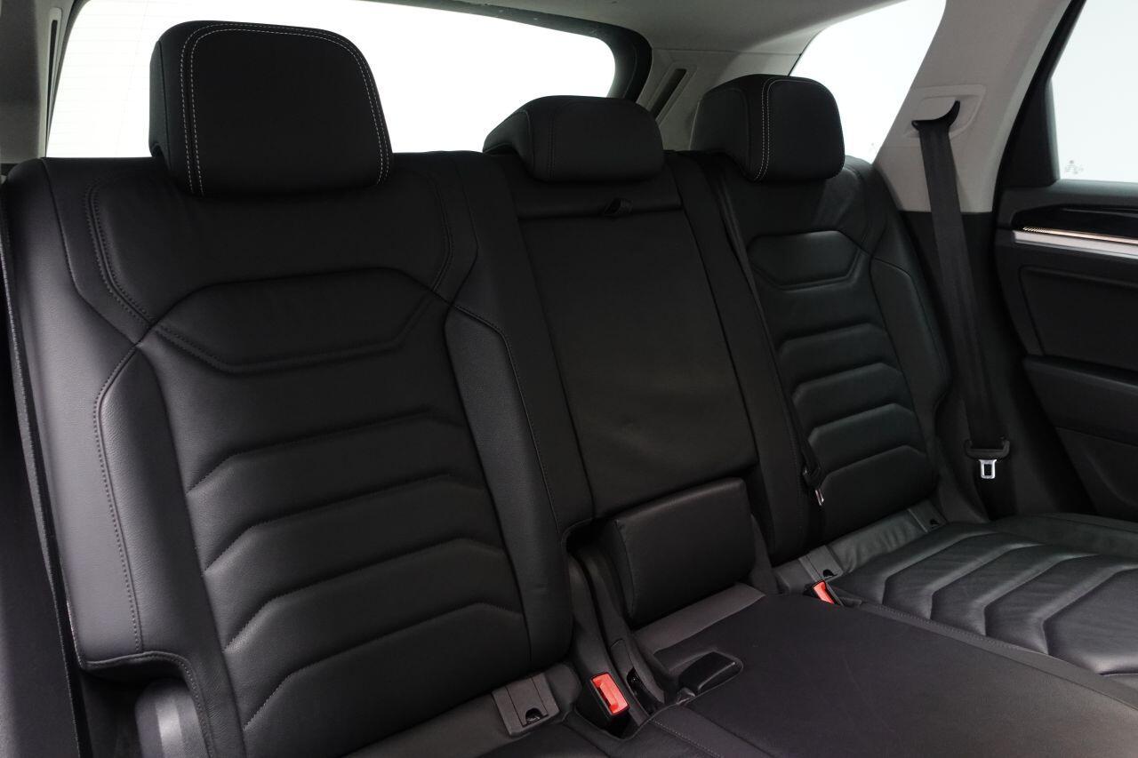 Volkswagen Touareg - Image 18